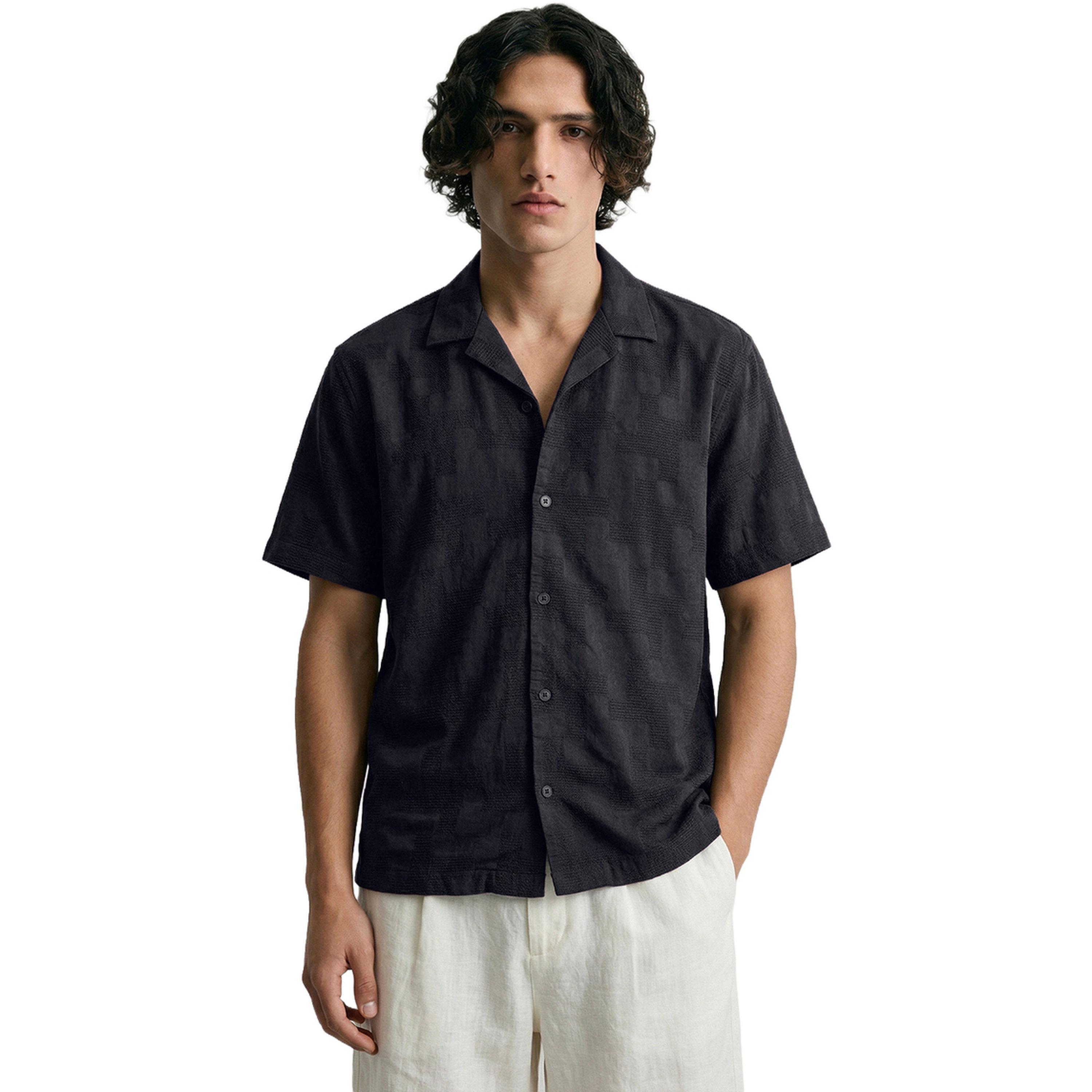 قميص بياقة كوبان وقصة مريحة وتفاصيل بارزة الملمس للرجال-men-clothing-shirts-image-1