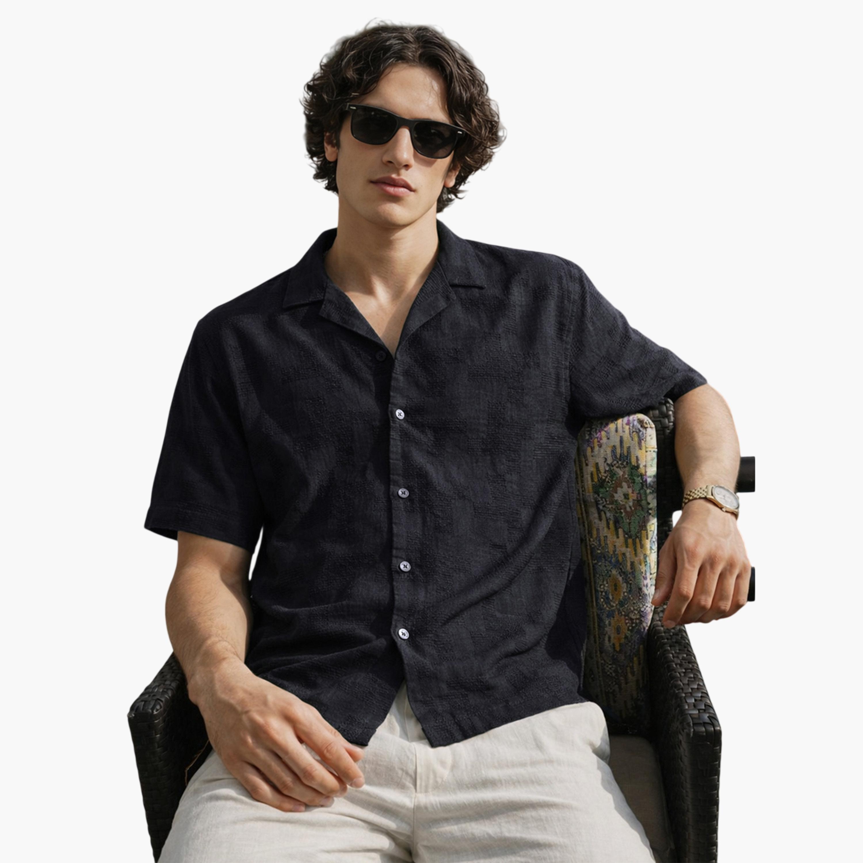 قميص بياقة كوبان وقصة مريحة وتفاصيل بارزة الملمس للرجال-men-clothing-shirts-image-2