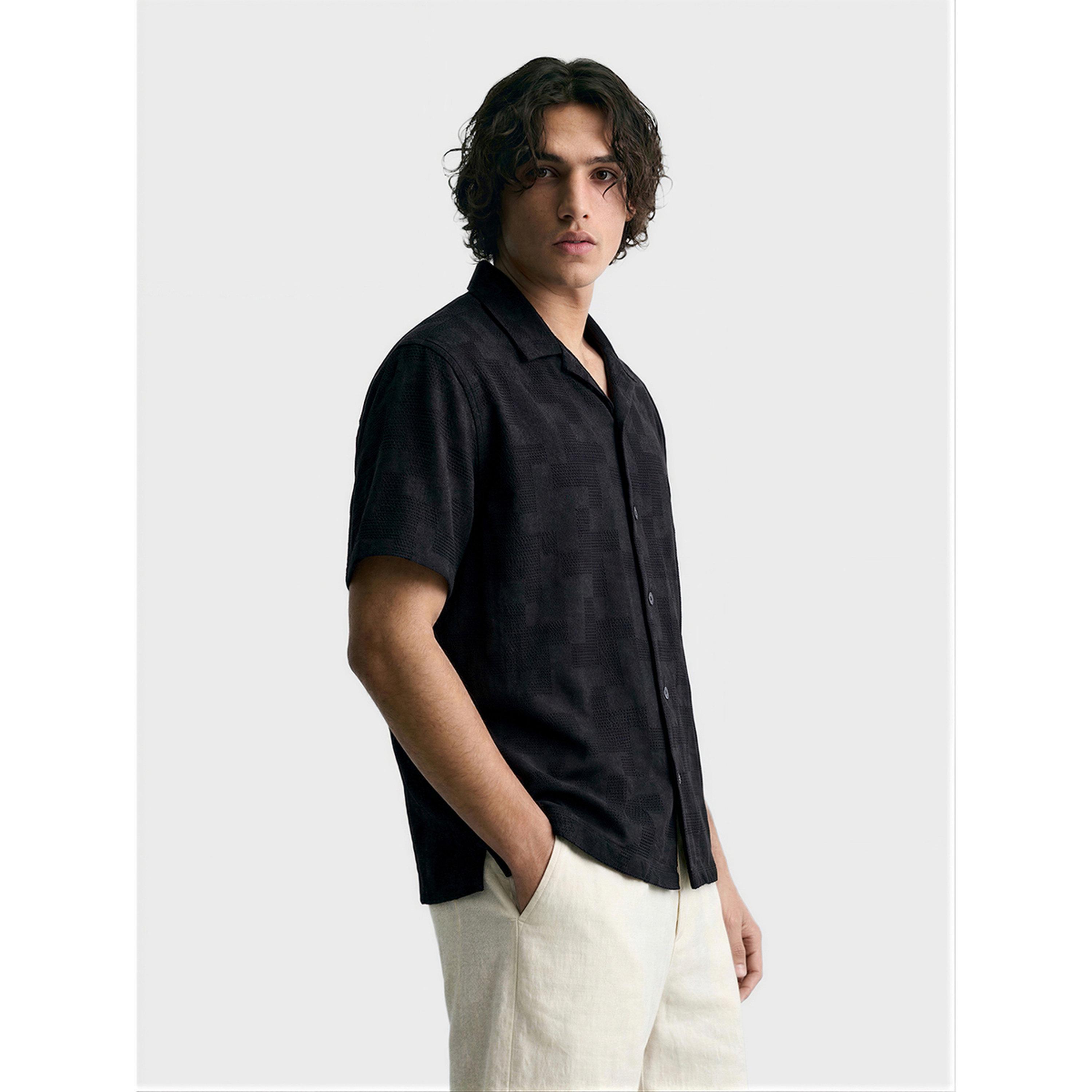 قميص بياقة كوبان وقصة مريحة وتفاصيل بارزة الملمس للرجال-men-clothing-shirts-image-3