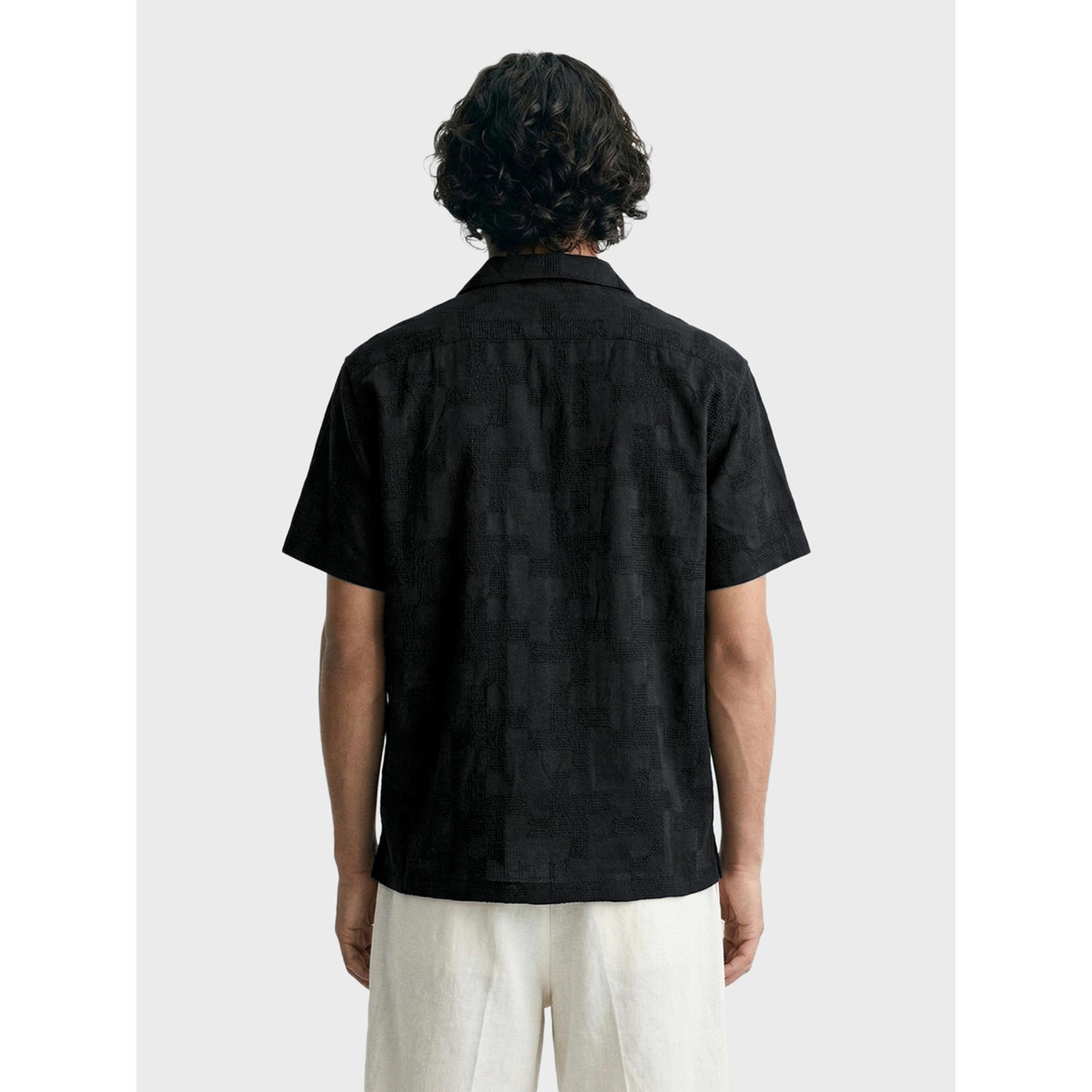 قميص بياقة كوبان وقصة مريحة وتفاصيل بارزة الملمس للرجال-men-clothing-shirts-image-4