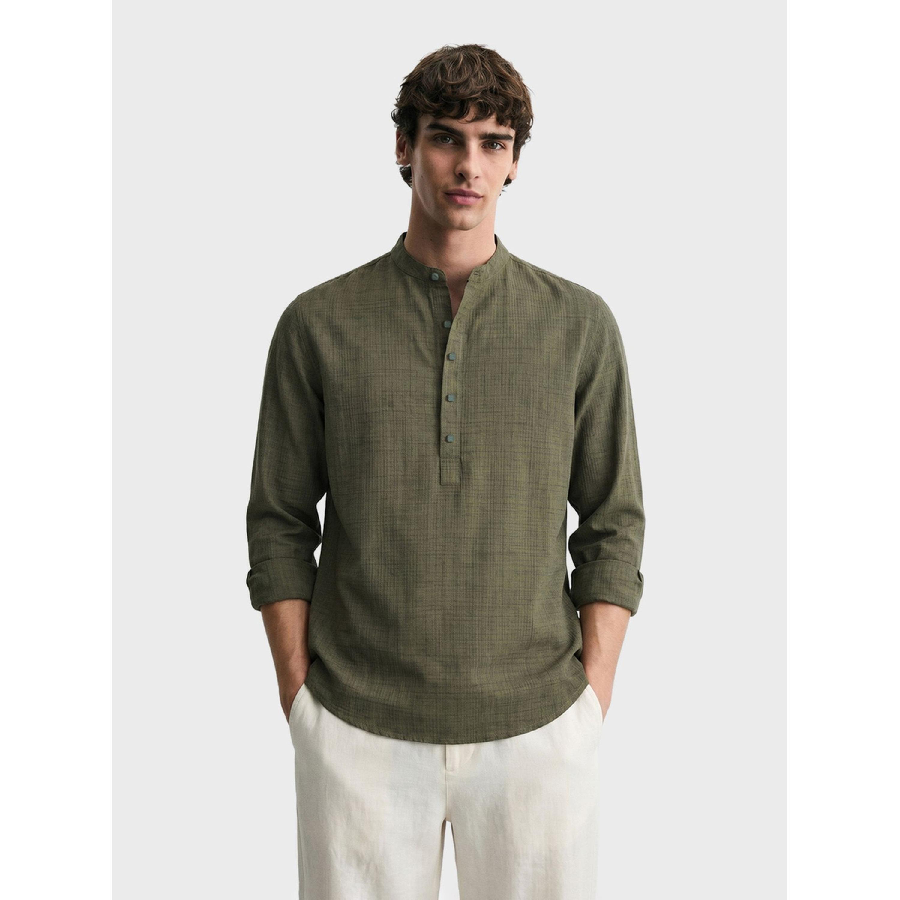 قميص بقصة عادية وياقة صينية وتفاصيل بارزة الملمس للرجال-men-clothing-shirts-image-1