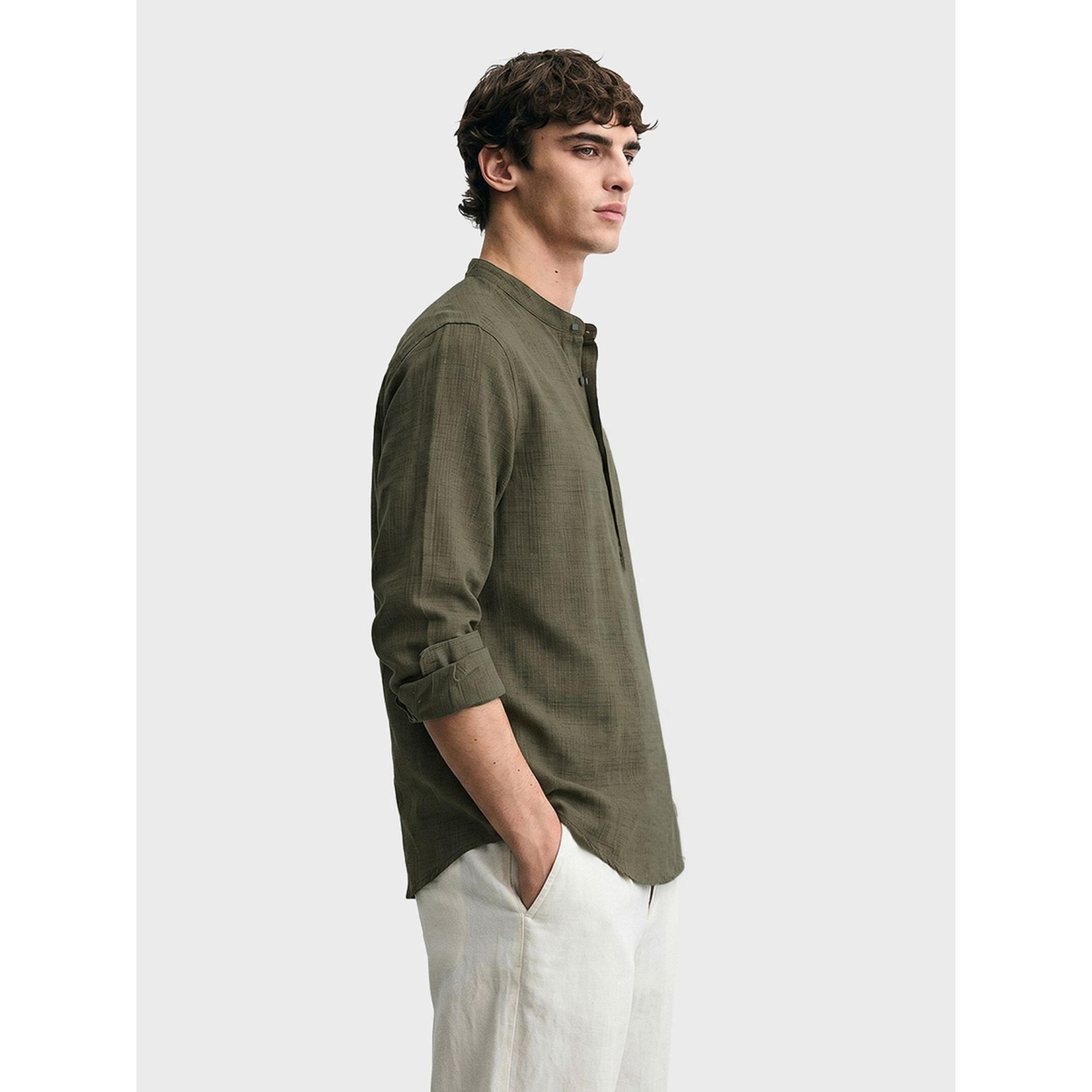 قميص بقصة عادية وياقة صينية وتفاصيل بارزة الملمس للرجال-men-clothing-shirts-image-3