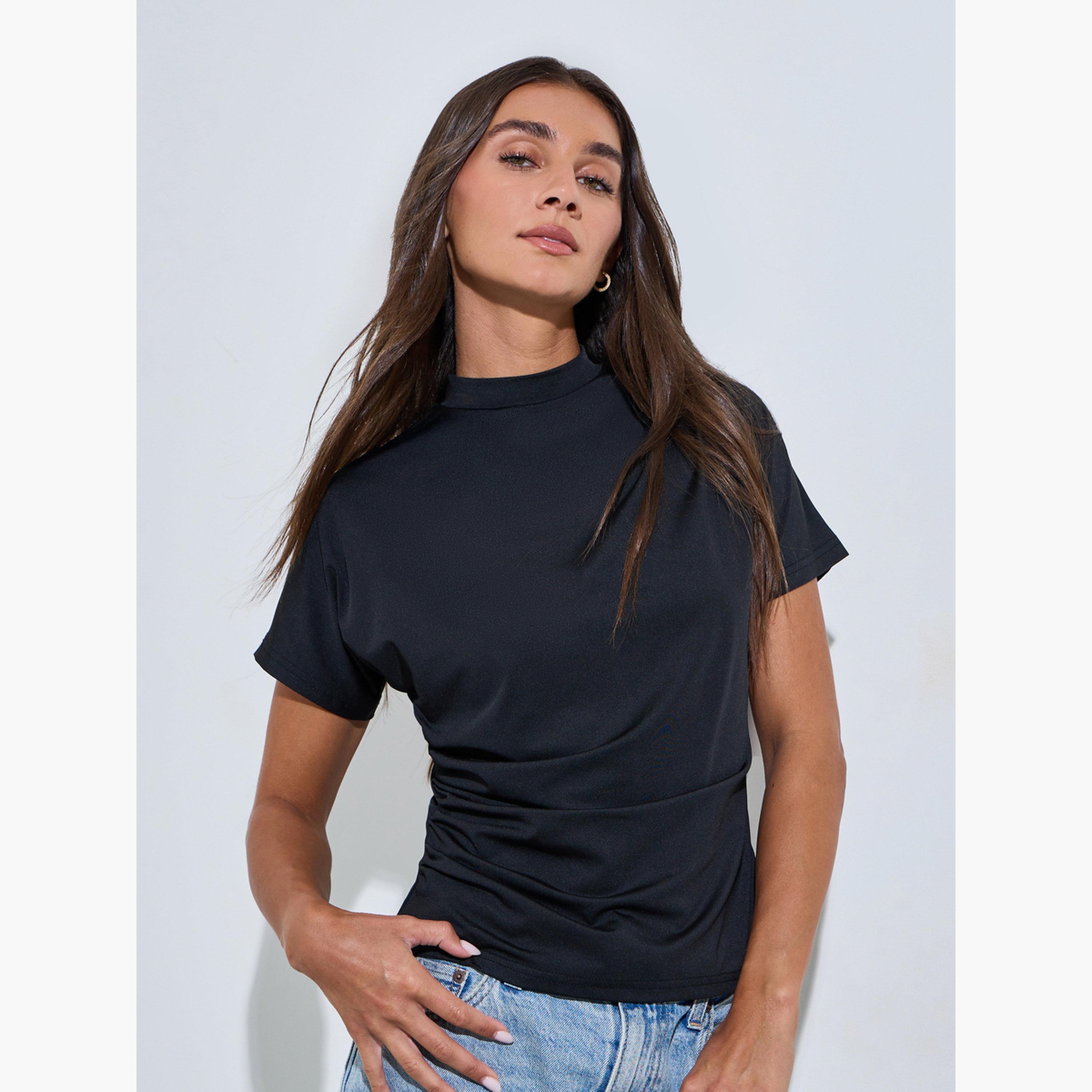 تيشيرت بأكشكشة جانبية وقصة ضيقة بلون سادة لون أسود-women-clothing-tshirts-image-1