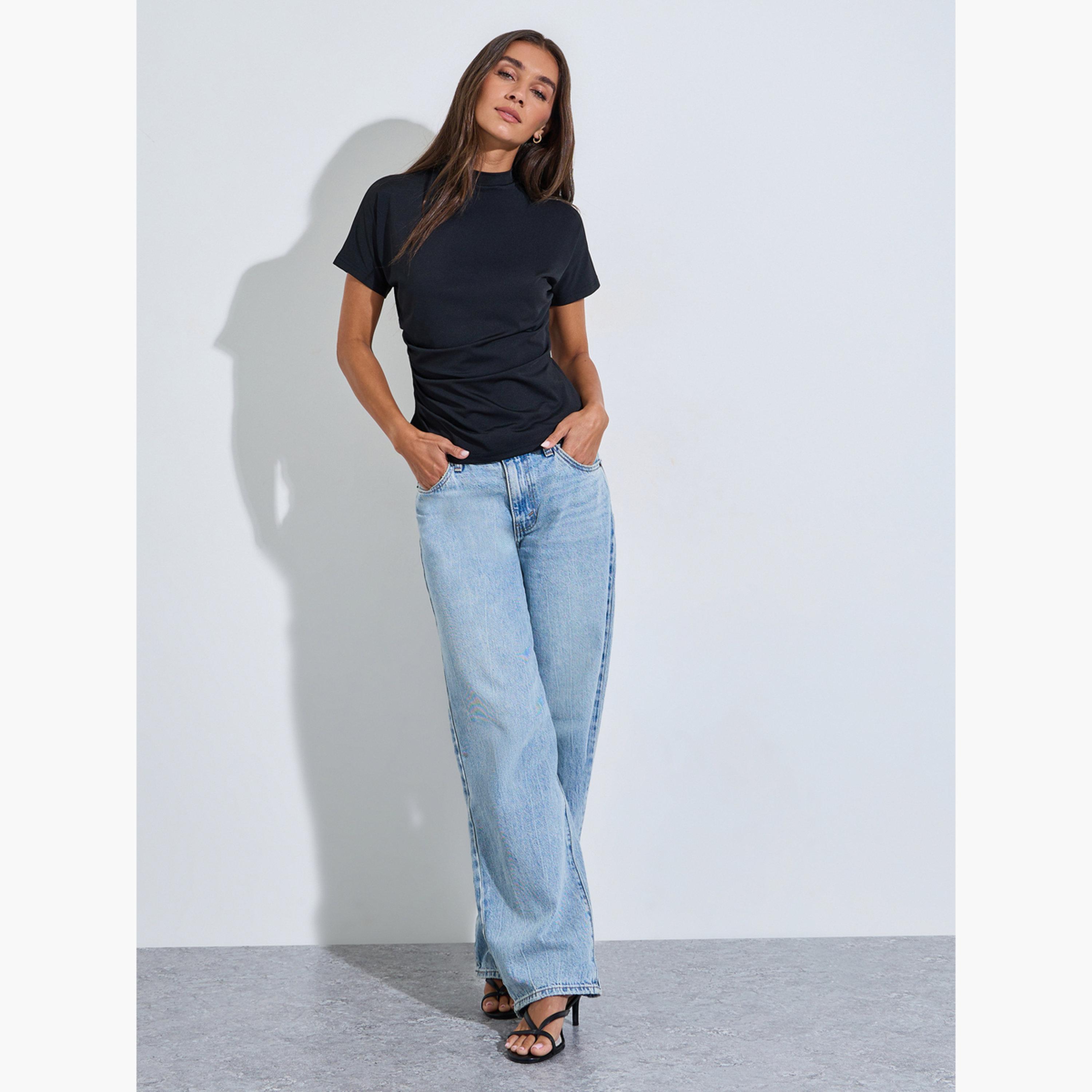 تيشيرت بأكشكشة جانبية وقصة ضيقة بلون سادة لون أسود-women-clothing-tshirts-image-2