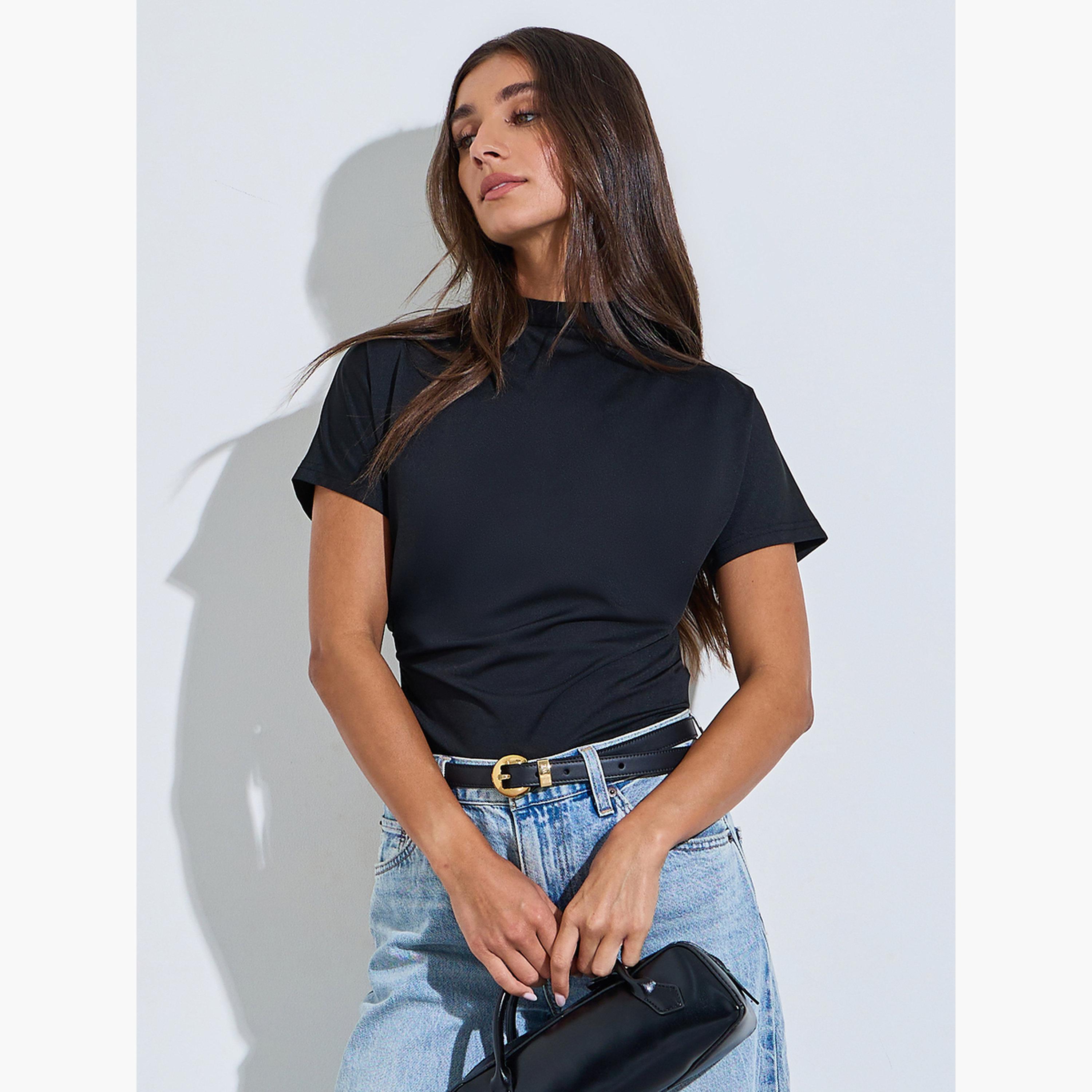 تيشيرت بأكشكشة جانبية وقصة ضيقة بلون سادة لون أسود-women-clothing-tshirts-image-3