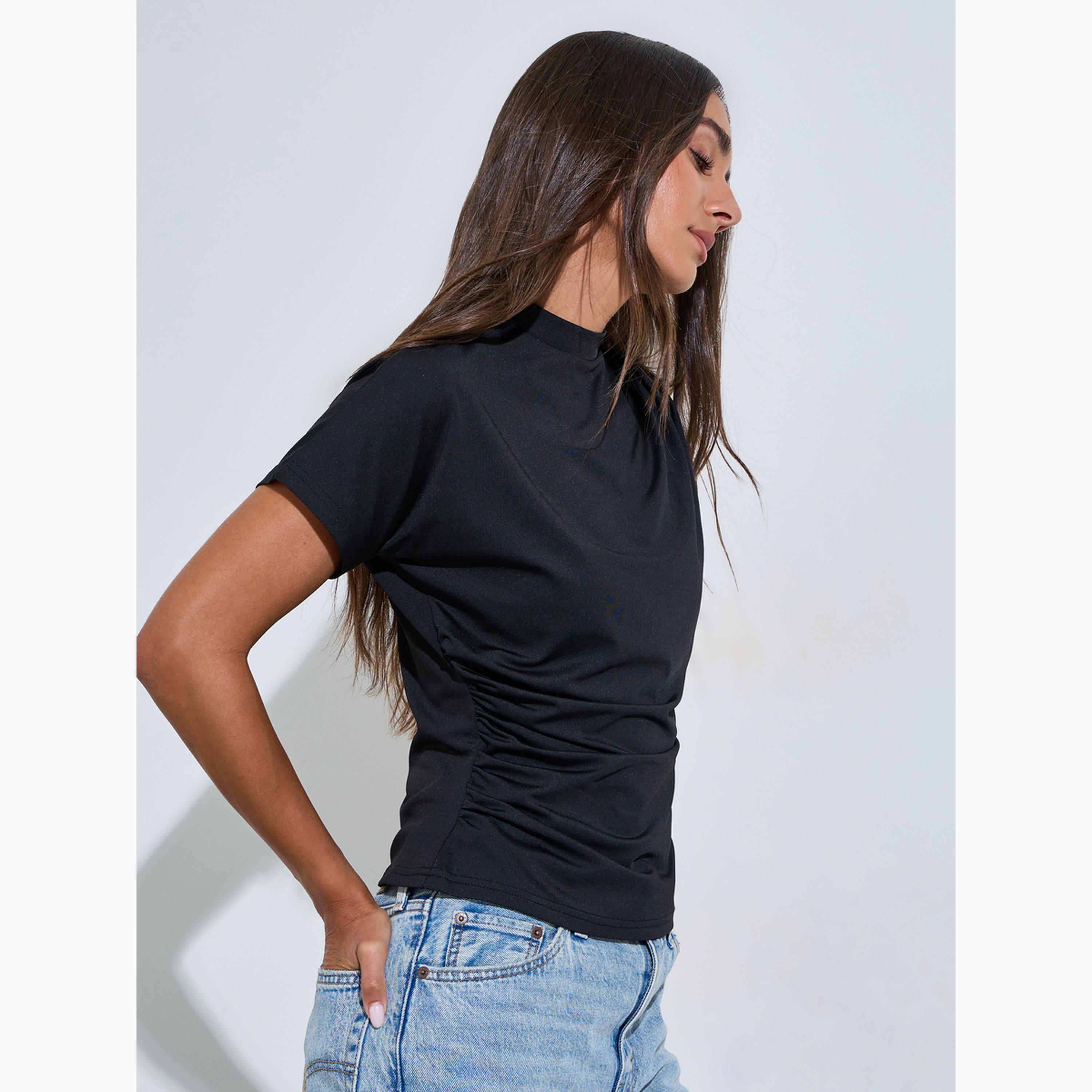 تيشيرت بأكشكشة جانبية وقصة ضيقة بلون سادة لون أسود-women-clothing-tshirts-image-4