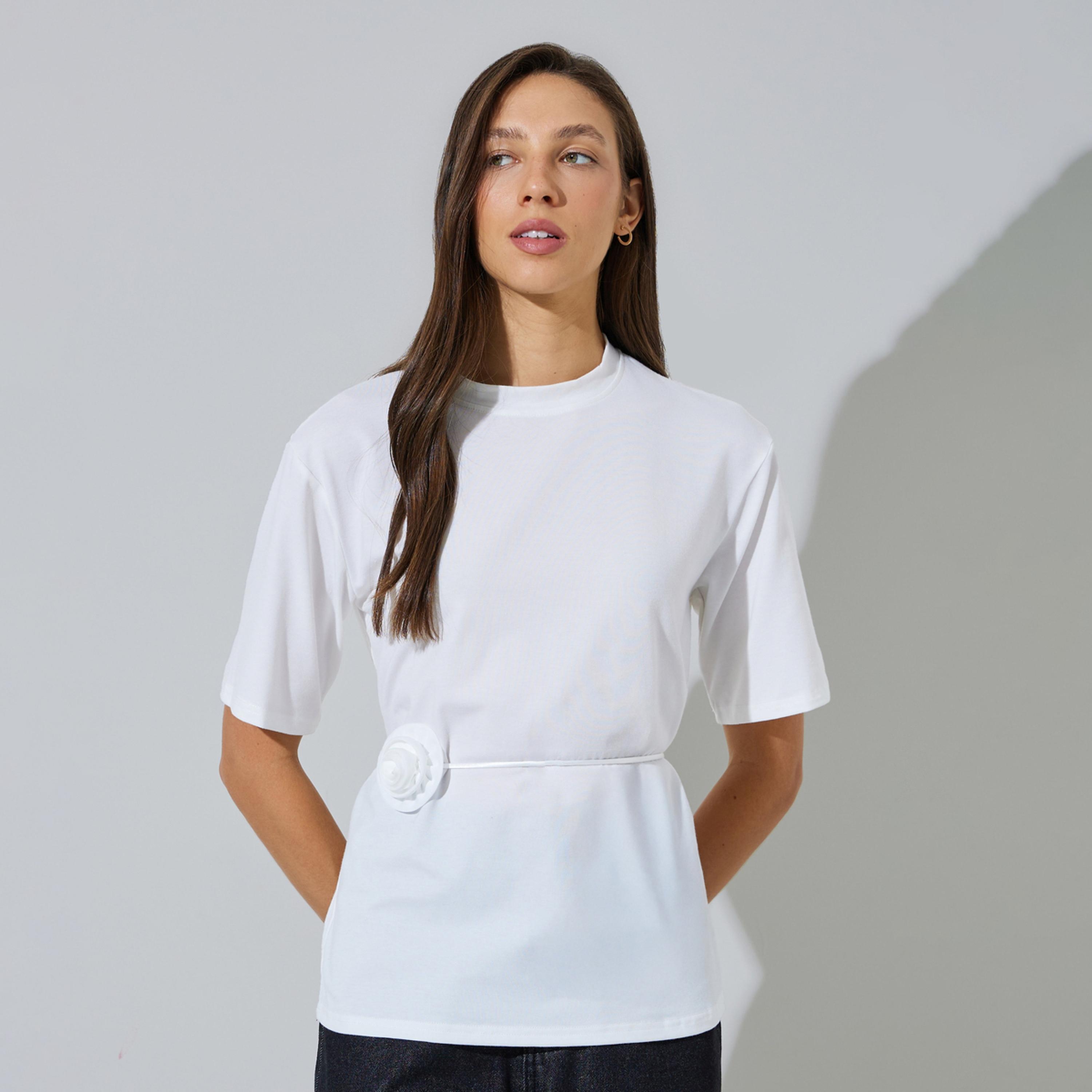 تيشيرت بقصة عادية برباط خصر وتفاصيل زهرة-women-clothing-tshirts-image-1