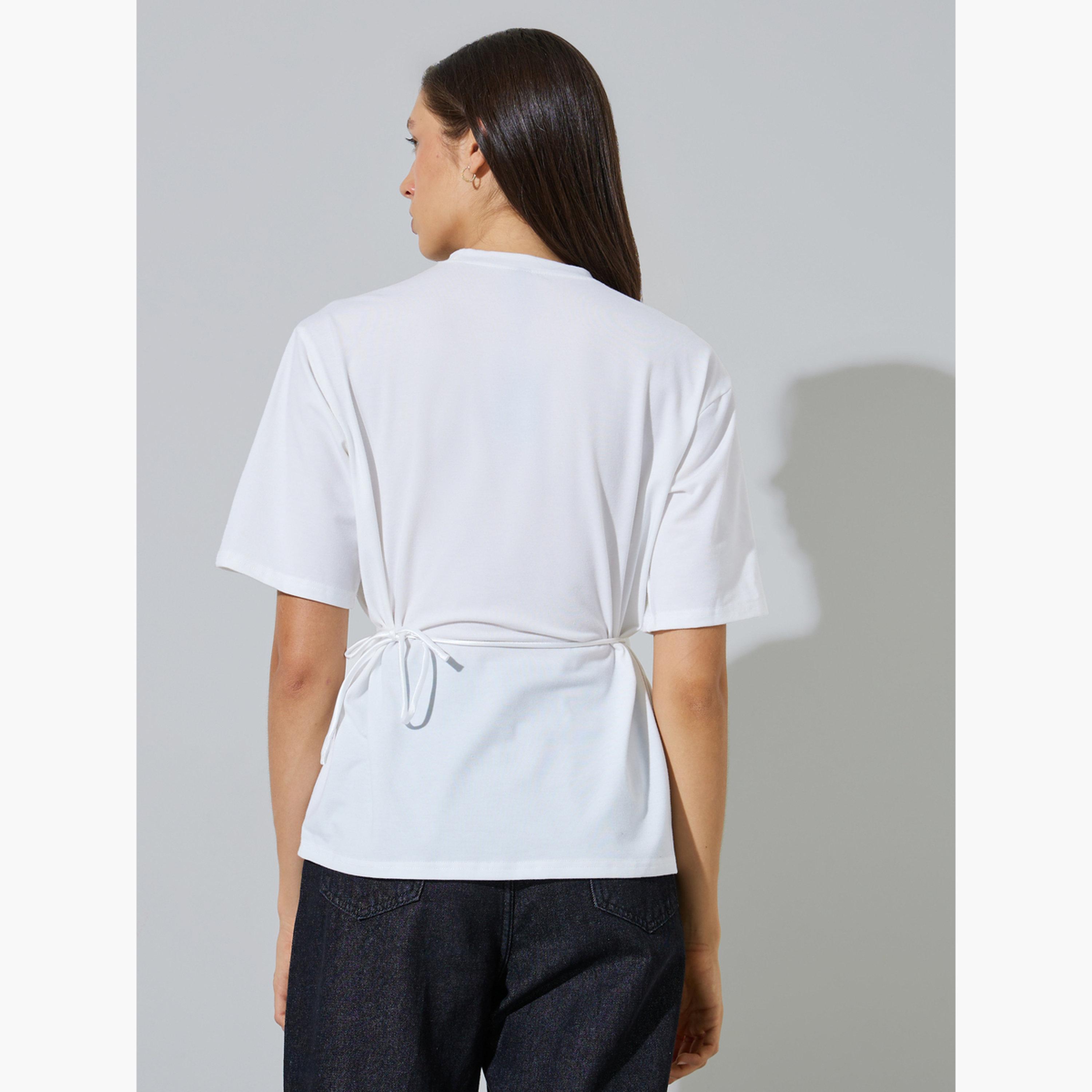 تيشيرت بقصة عادية برباط خصر وتفاصيل زهرة-women-clothing-tshirts-image-4