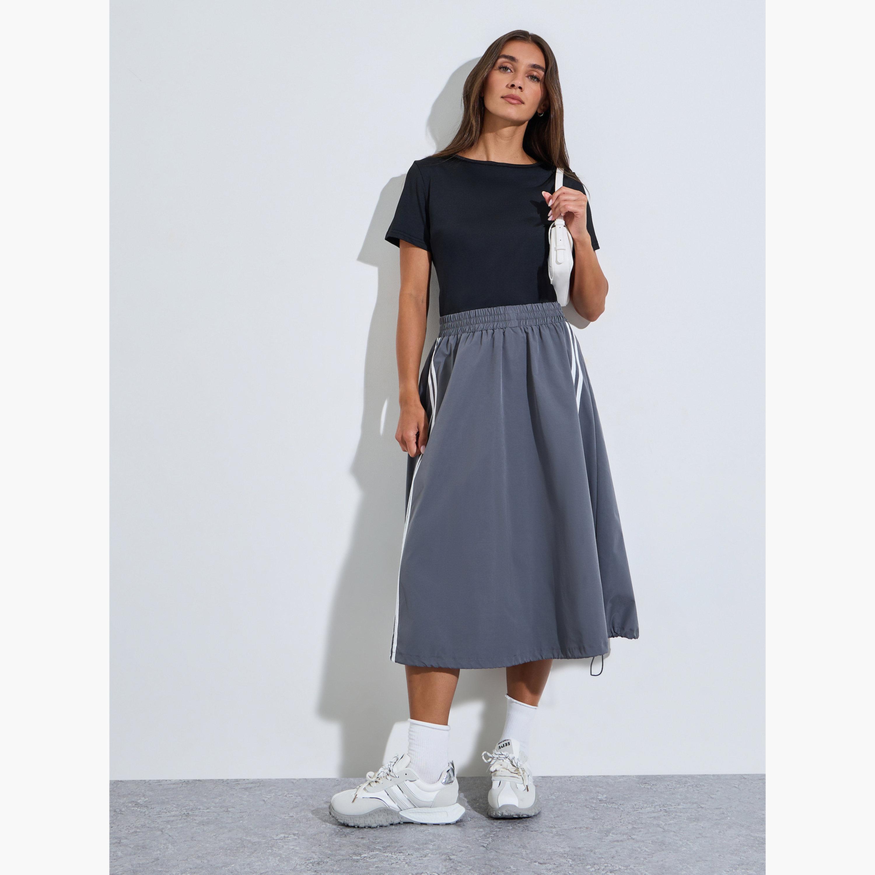 تيشيرت بأكمام قصيرة وقصة ضيقة بلون سادة لون أسود-women-clothing-tshirts-image-2