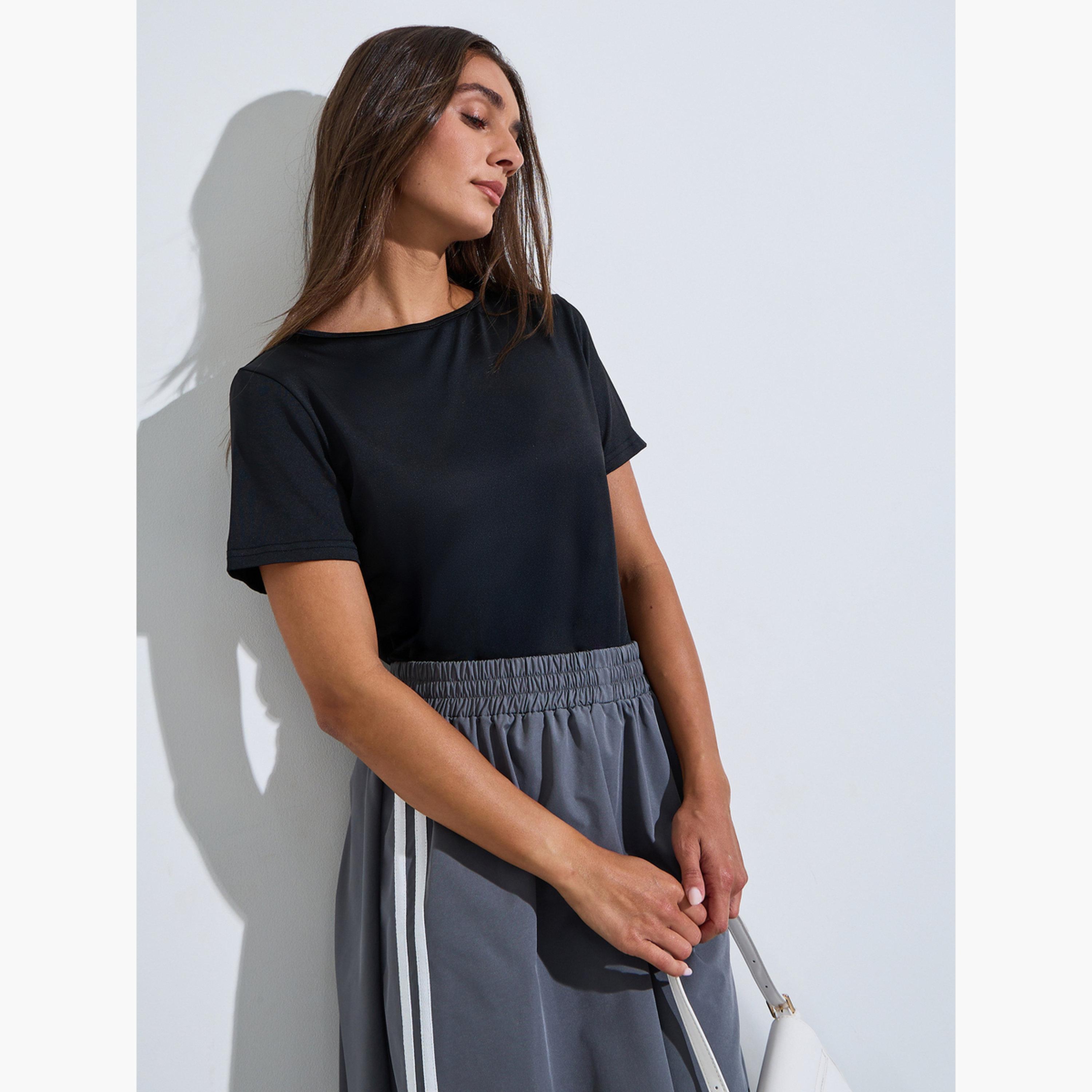تيشيرت بأكمام قصيرة وقصة ضيقة بلون سادة لون أسود-women-clothing-tshirts-image-3