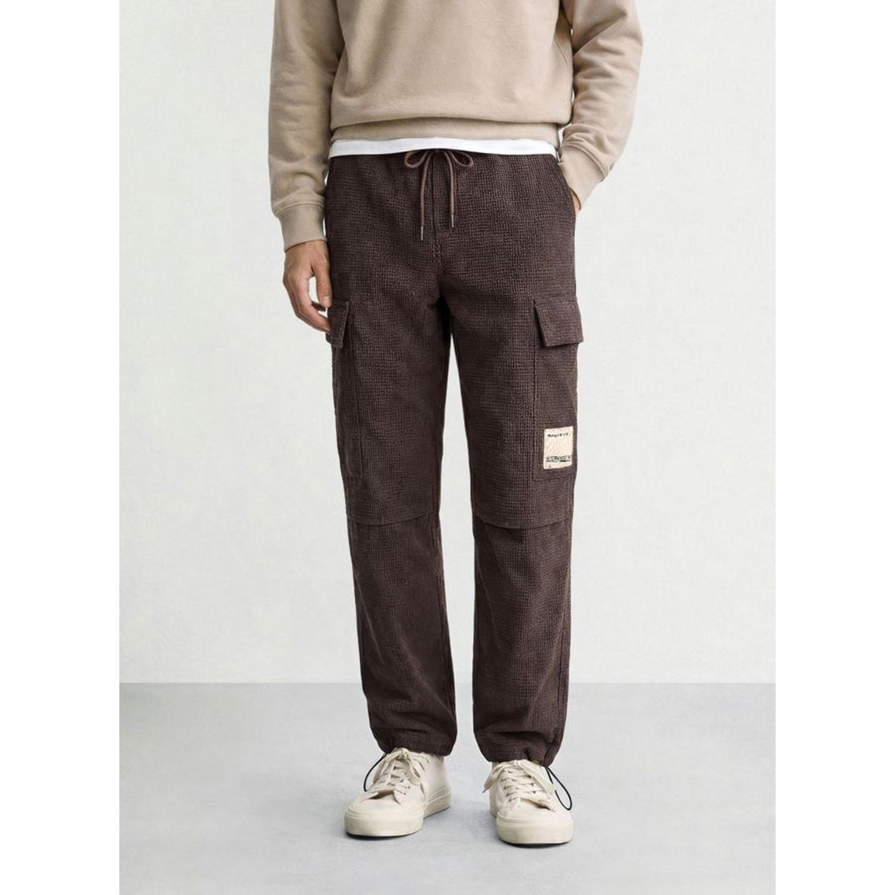 جوغر كارجو بتفاصيل بارزة الملمس وقصة واسعة جداً-men-clothing-joggers-image-1