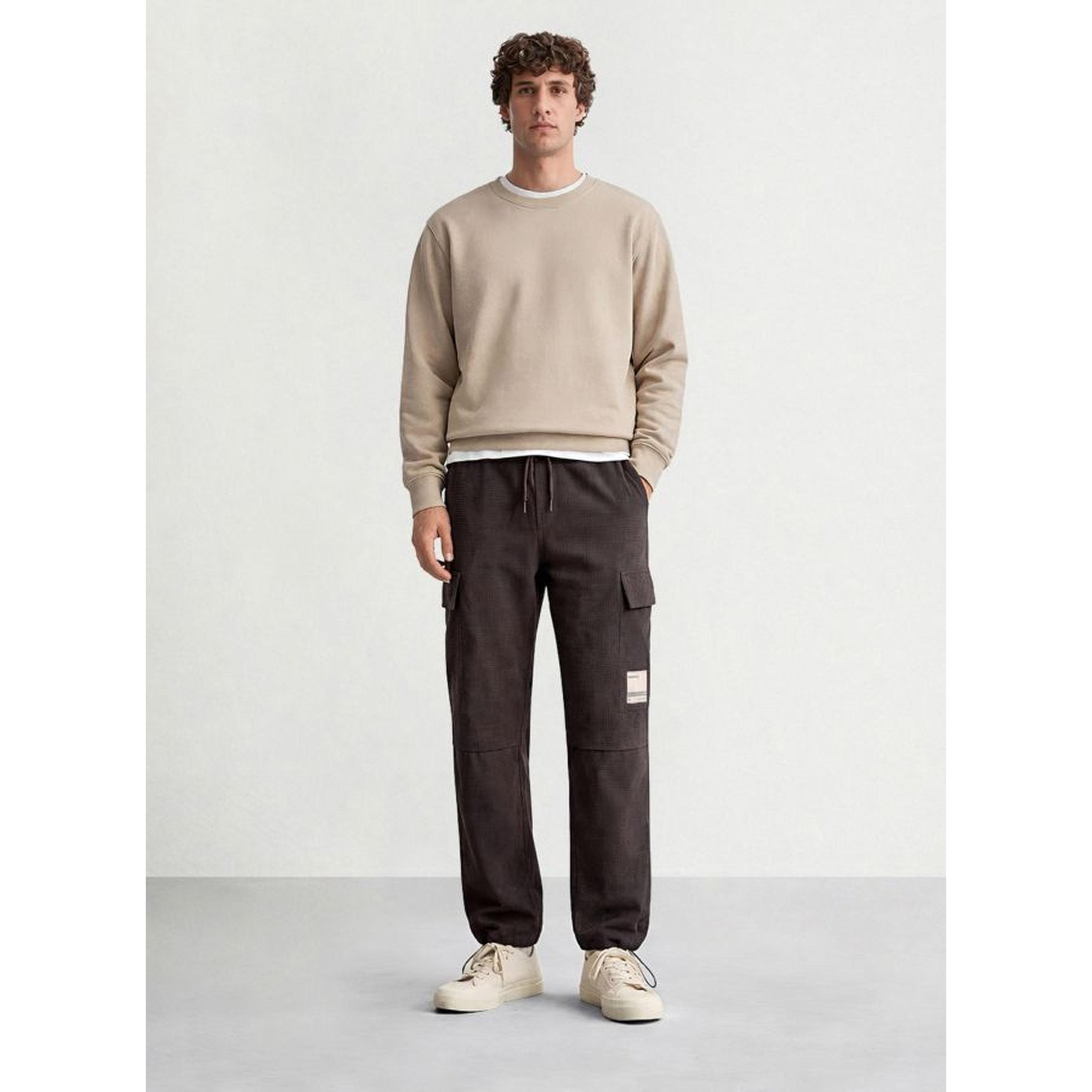 جوغر كارجو بتفاصيل بارزة الملمس وقصة واسعة جداً-men-clothing-joggers-image-2