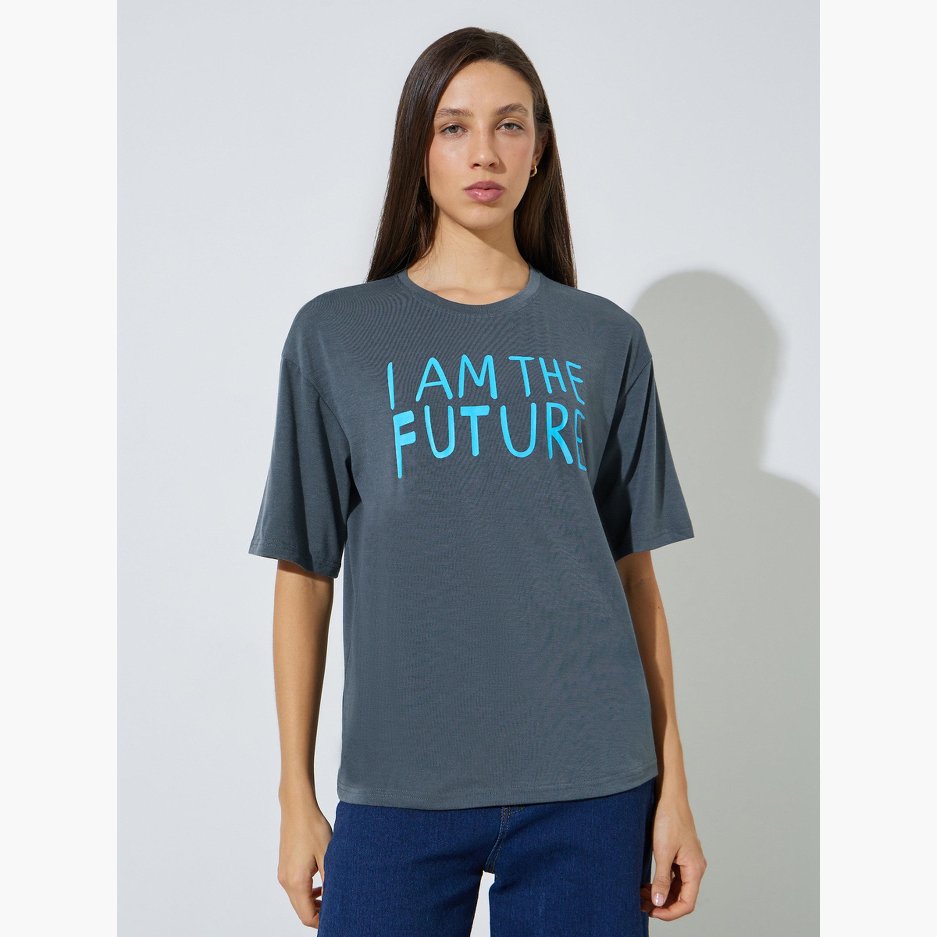 تيشيرت واسع بياقة دائرية وطبعة شعار-women-clothing-tshirts-image-1