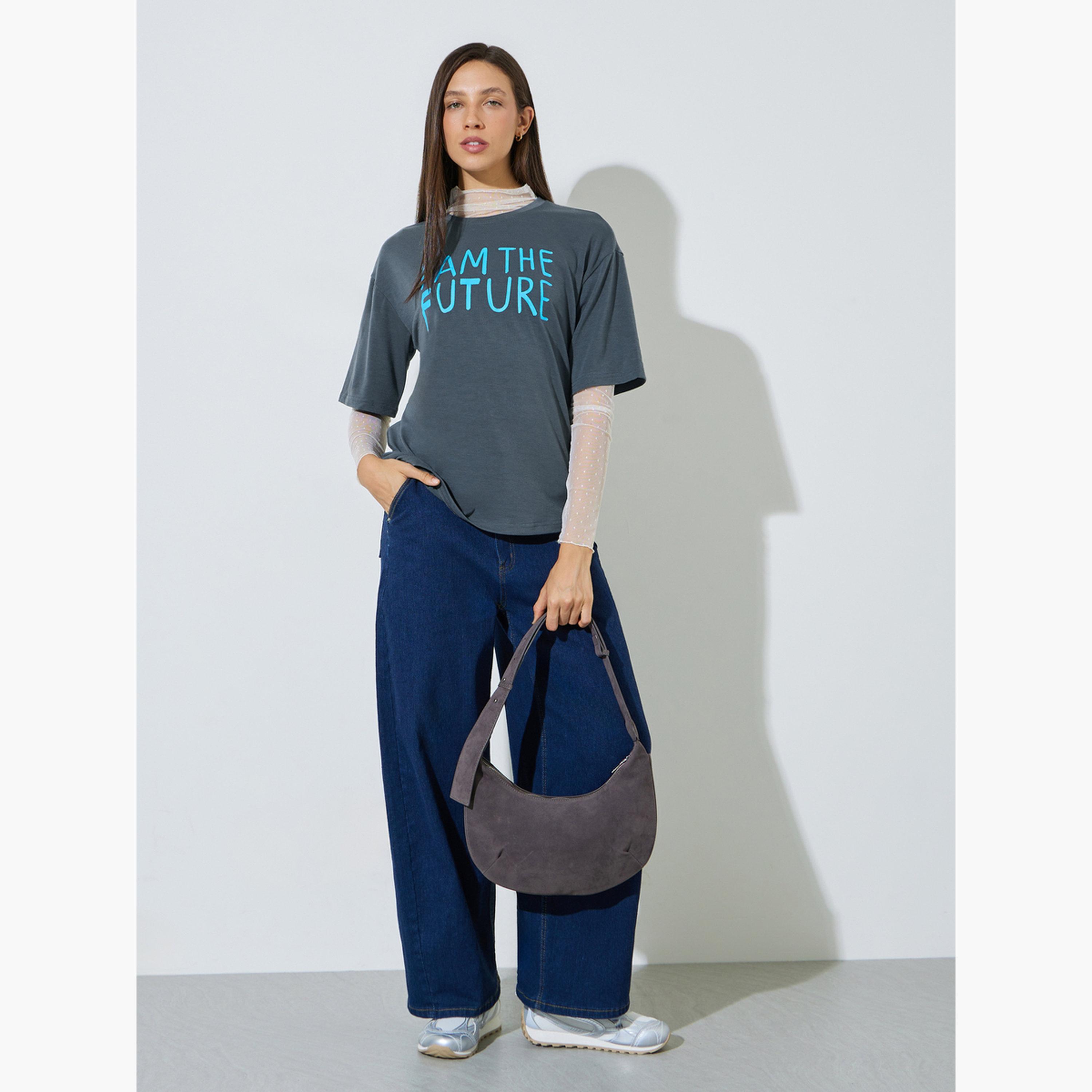 تيشيرت واسع بياقة دائرية وطبعة شعار-women-clothing-tshirts-image-2
