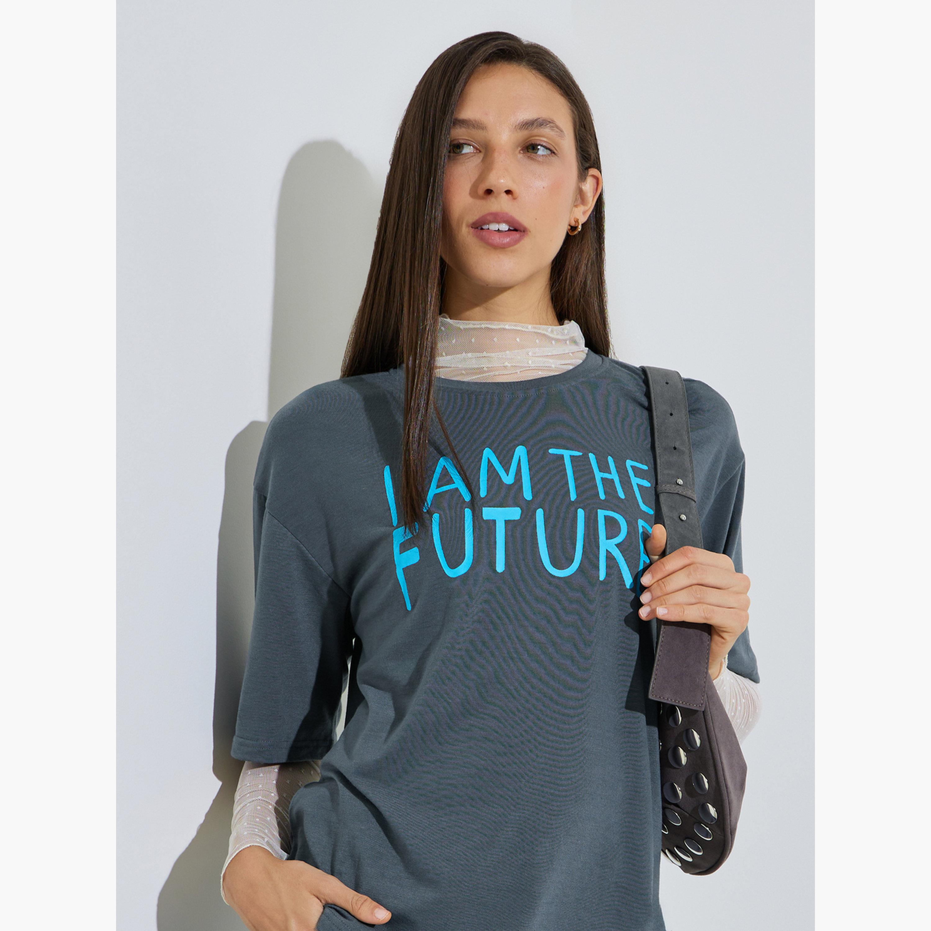 تيشيرت واسع بياقة دائرية وطبعة شعار-women-clothing-tshirts-image-3