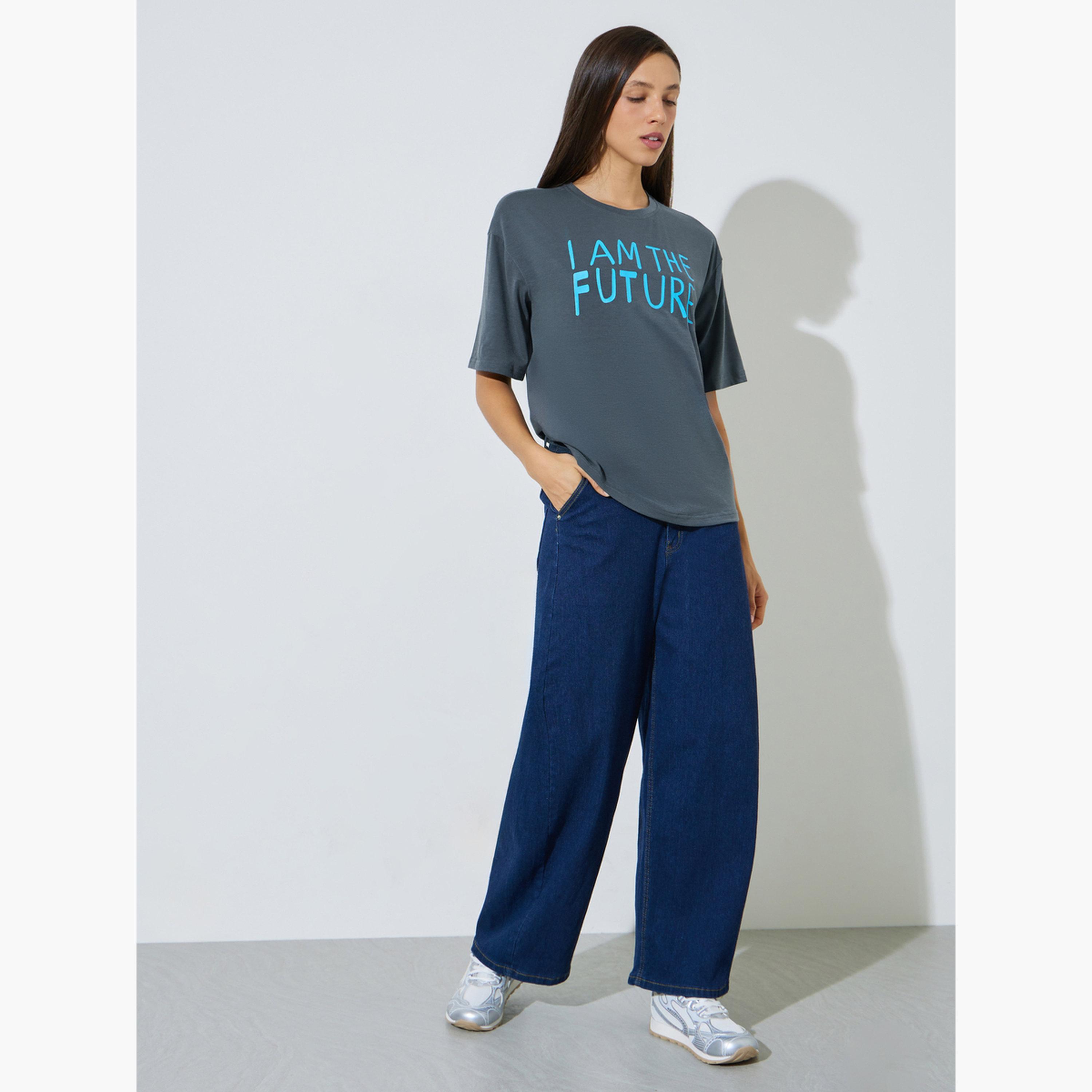 تيشيرت واسع بياقة دائرية وطبعة شعار-women-clothing-tshirts-image-4