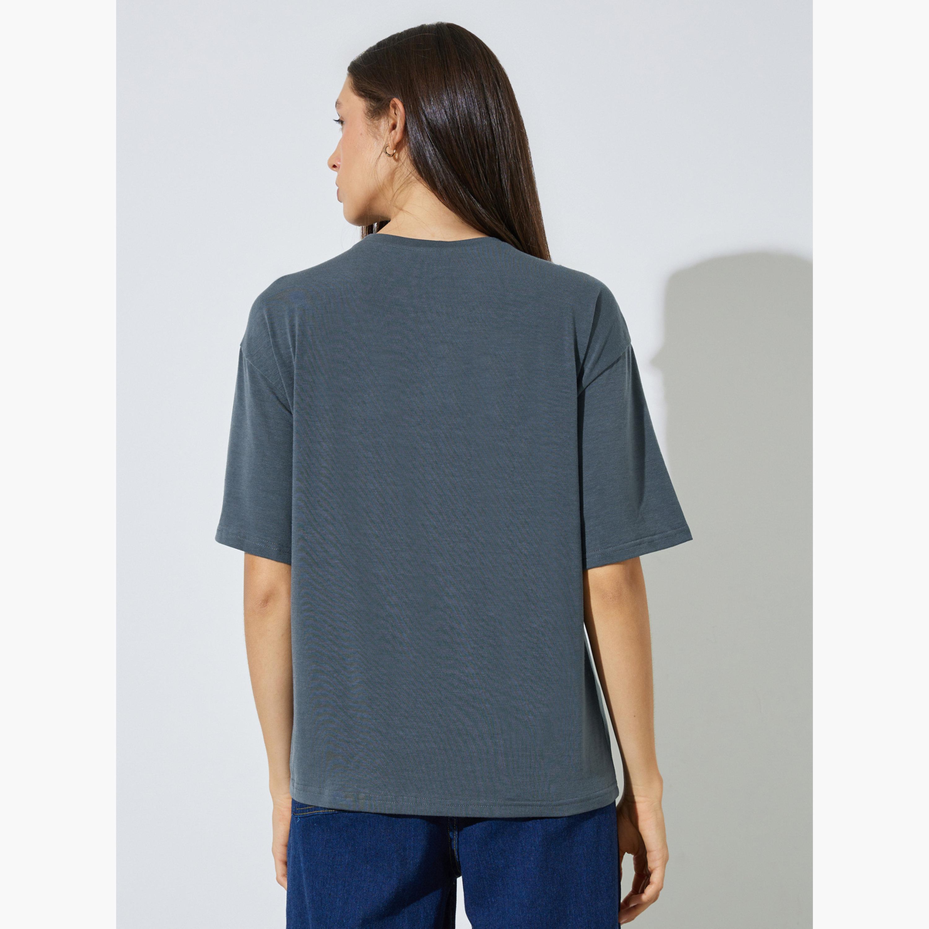 تيشيرت واسع بياقة دائرية وطبعة شعار-women-clothing-tshirts-image-5