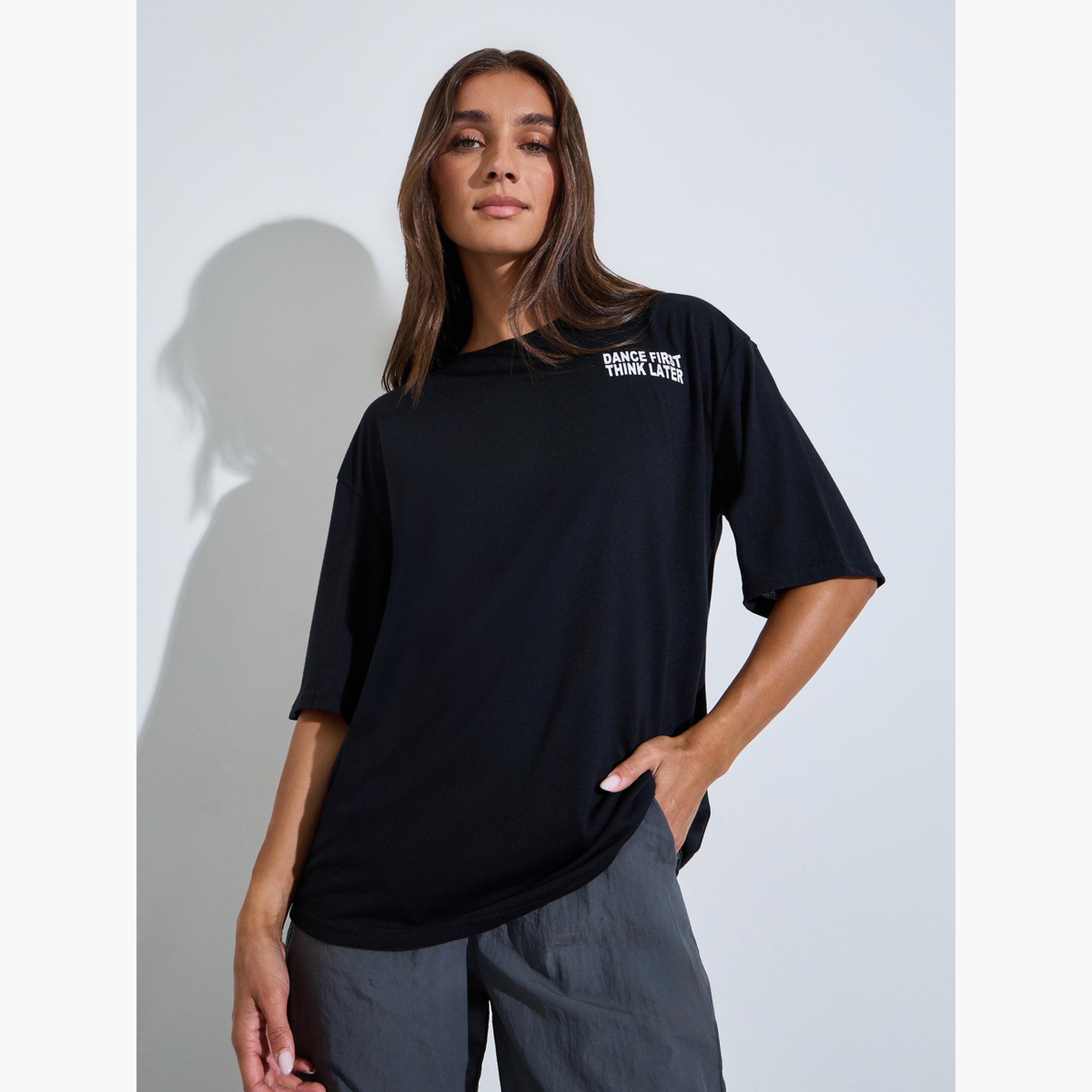 تيشيرت واسع بأكمام قصيرة وطبعة شعار لون أسود-women-clothing-tshirts-image-1