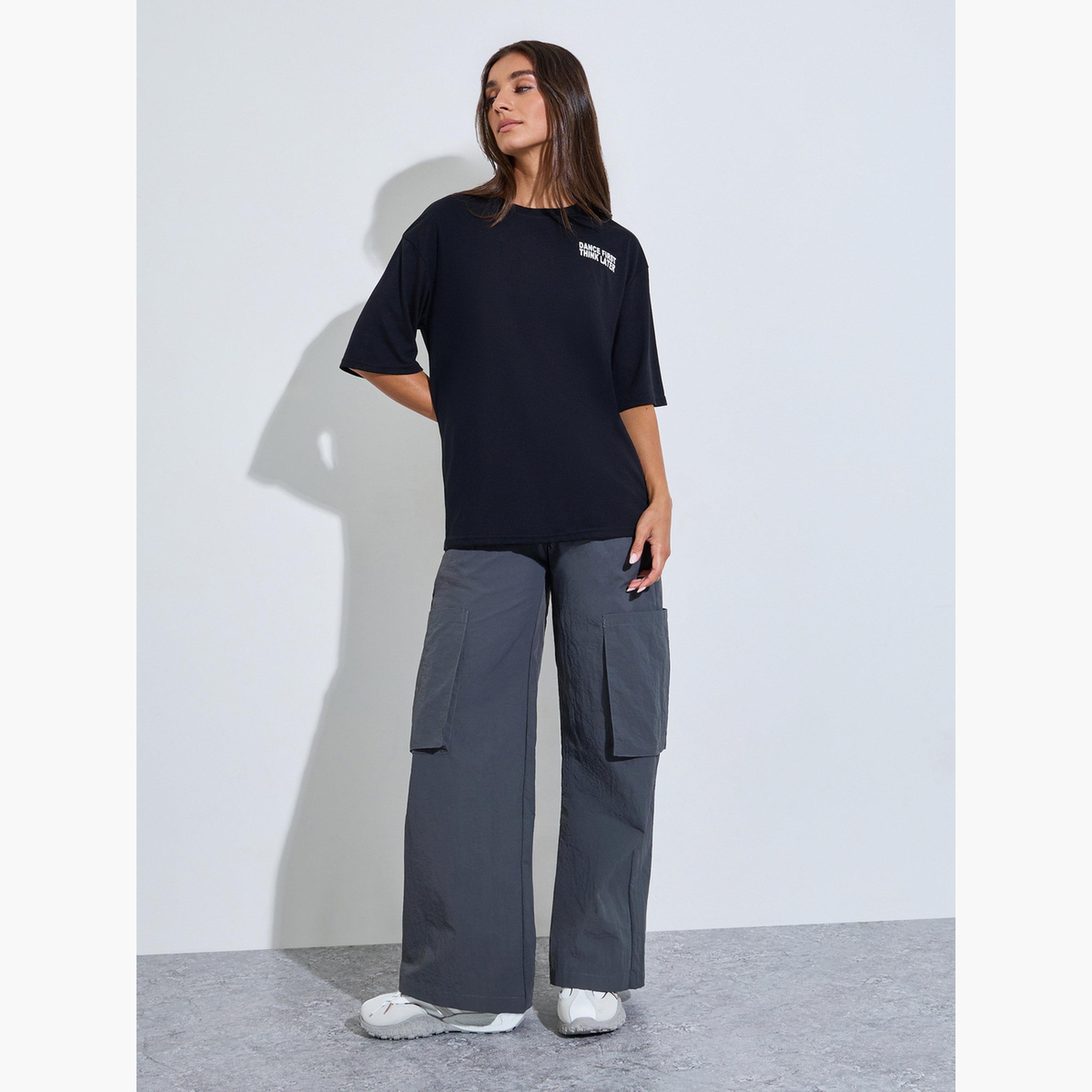 تيشيرت واسع بأكمام قصيرة وطبعة شعار لون أسود-women-clothing-tshirts-image-2