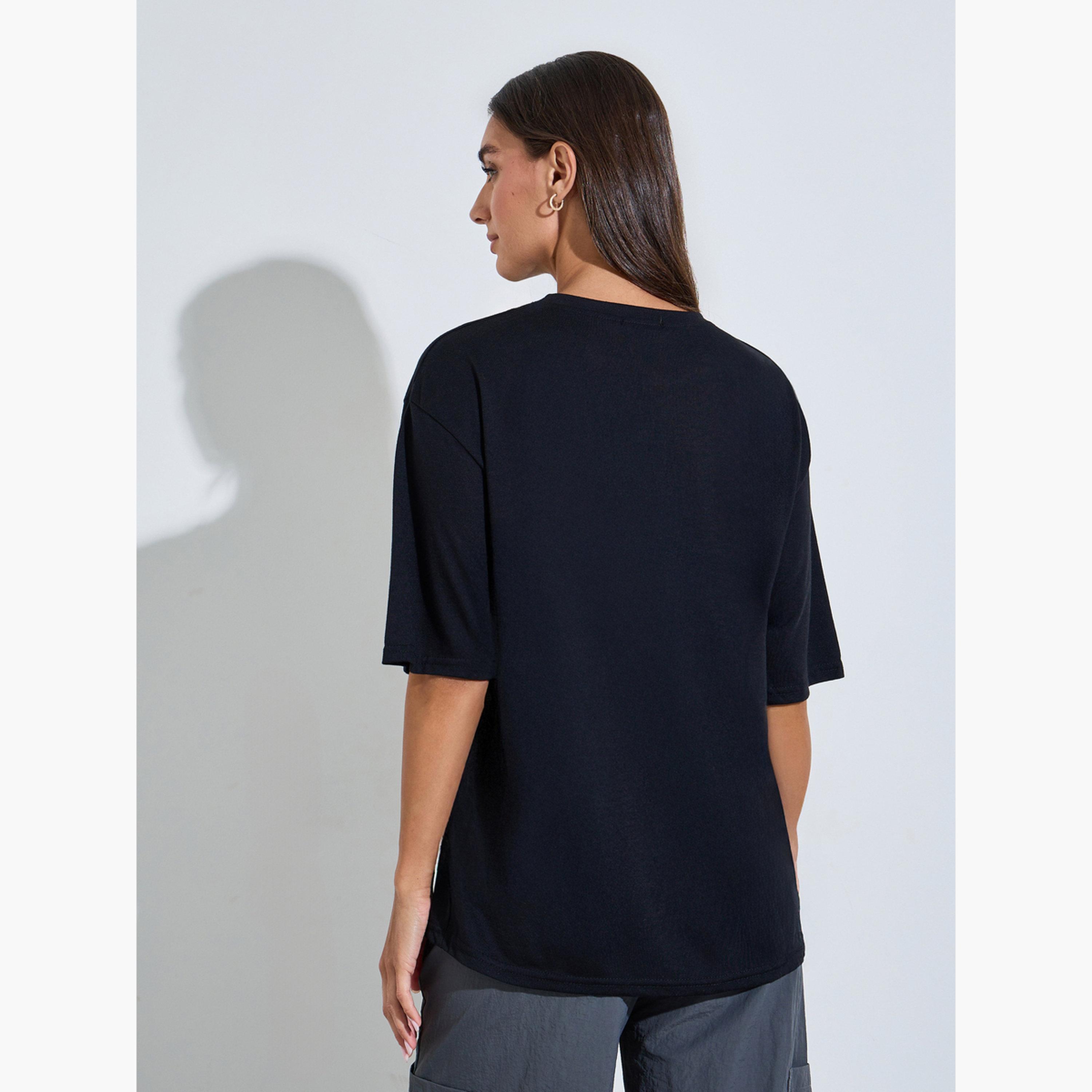 تيشيرت واسع بأكمام قصيرة وطبعة شعار لون أسود-women-clothing-tshirts-image-3