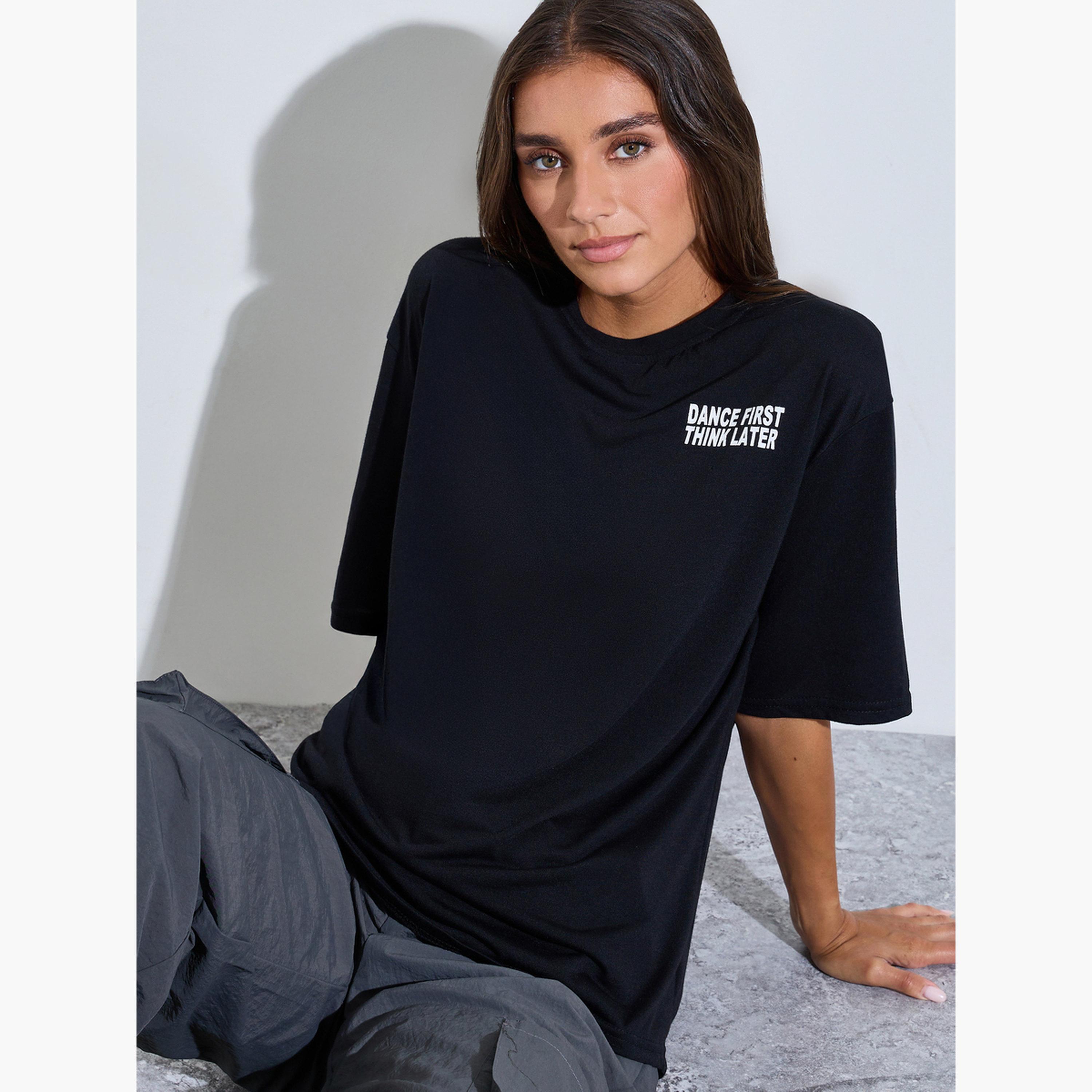 تيشيرت واسع بأكمام قصيرة وطبعة شعار لون أسود-women-clothing-tshirts-image-5