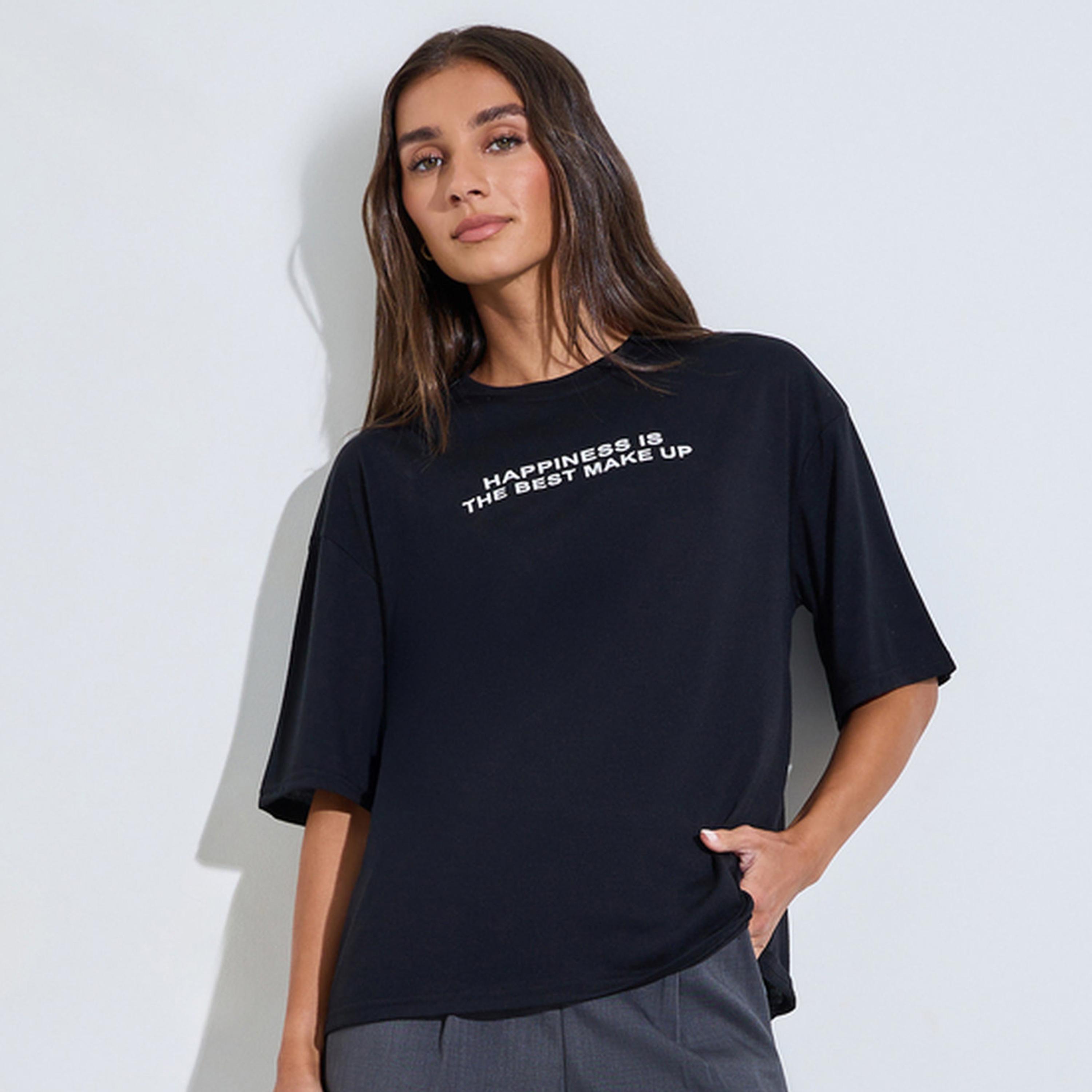 تيشيرت واسع بكتف منسدل وطبعة شعار لون أسود-women-clothing-tshirts-image-1