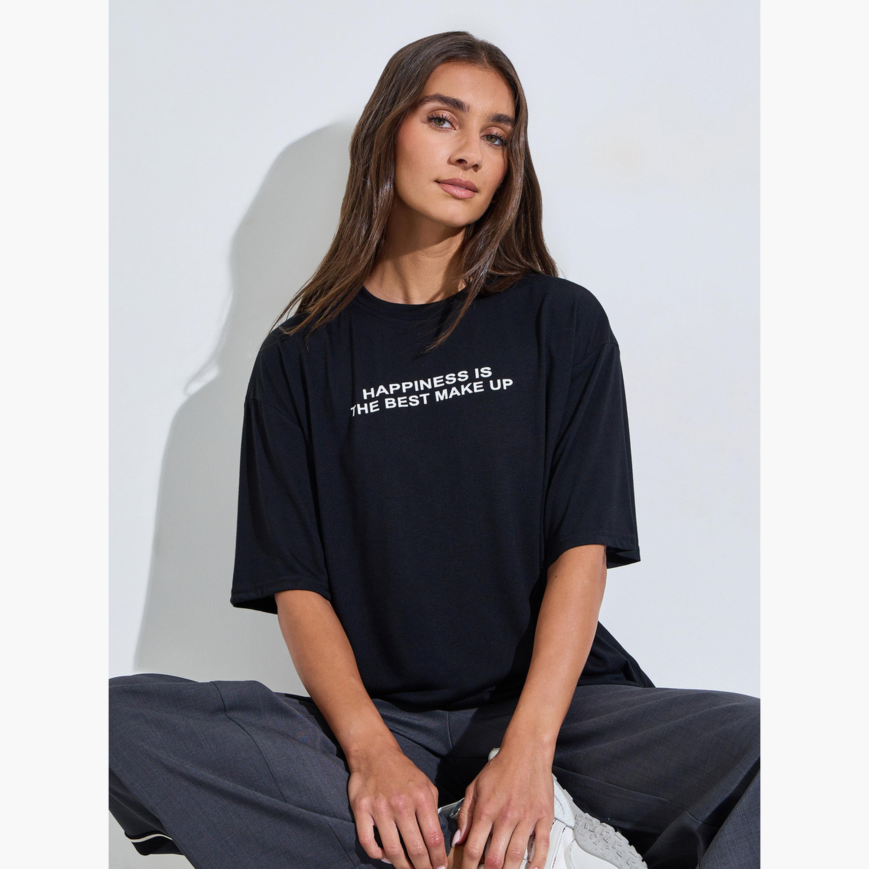 تيشيرت واسع بكتف منسدل وطبعة شعار لون أسود-women-clothing-tshirts-image-3