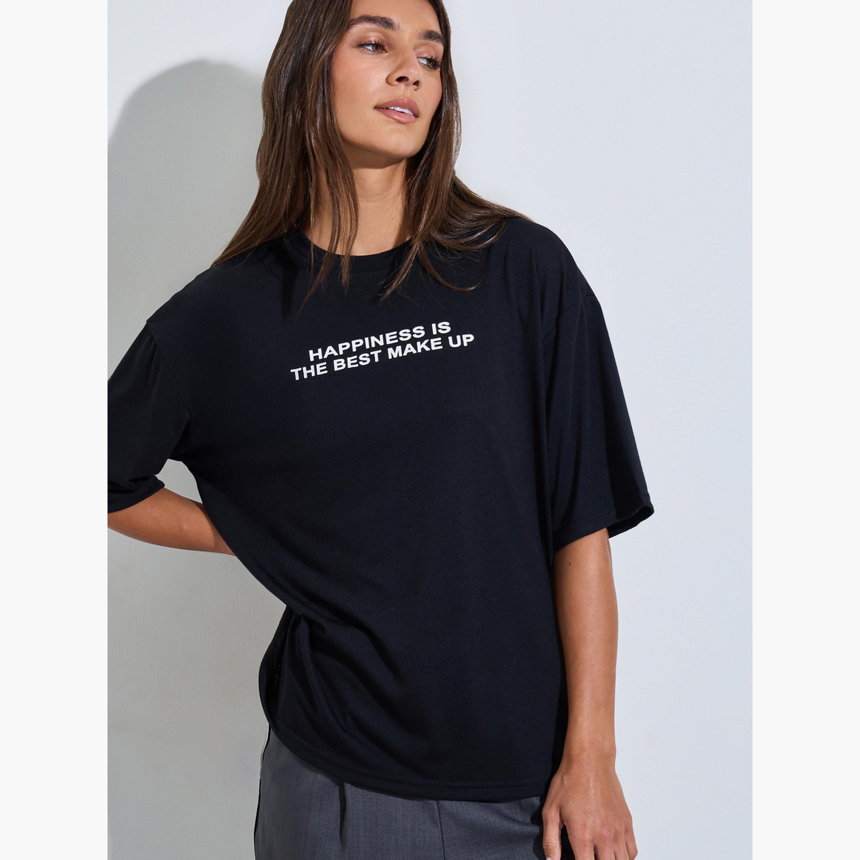 تيشيرت واسع بكتف منسدل وطبعة شعار لون أسود-women-clothing-tshirts-image-4