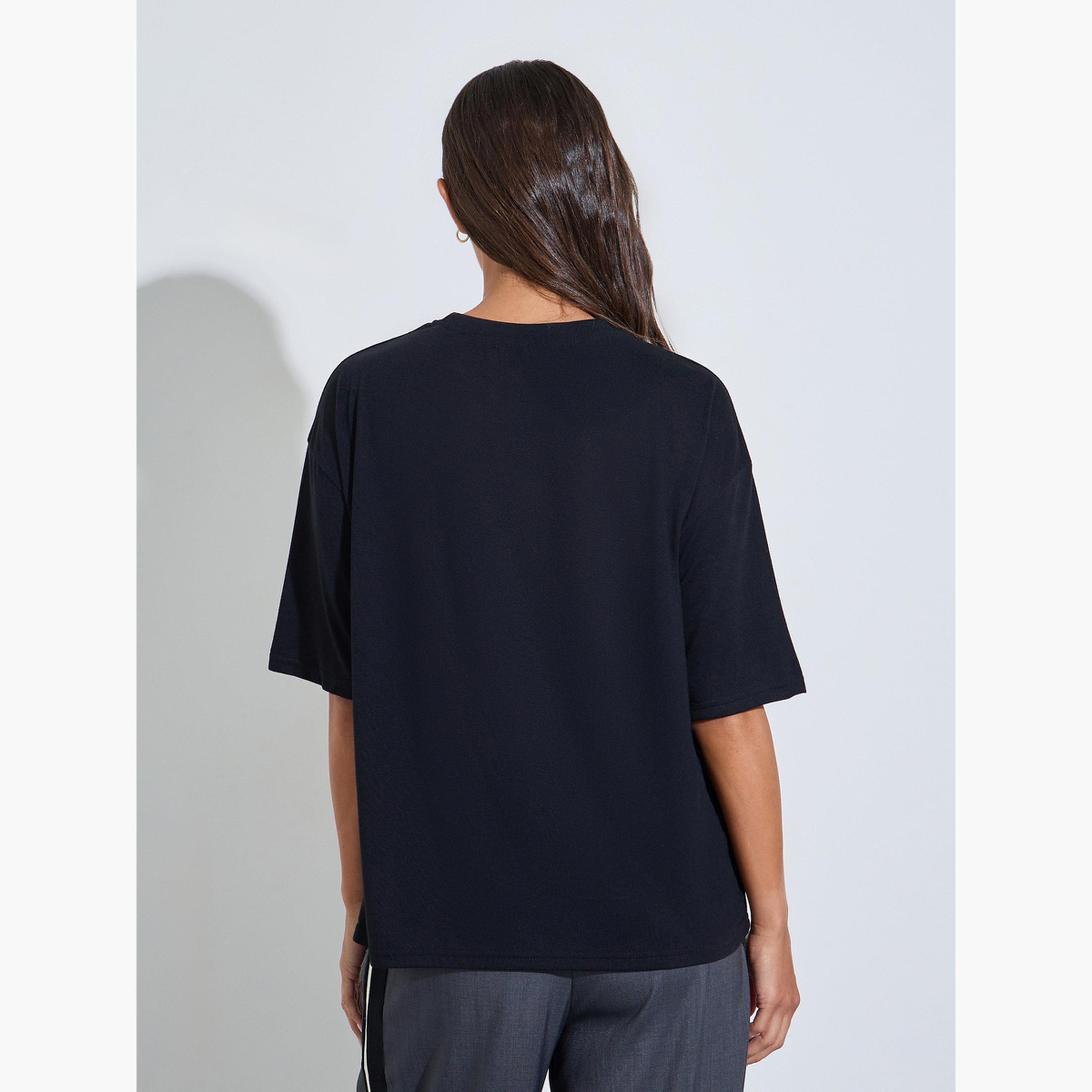 تيشيرت واسع بكتف منسدل وطبعة شعار لون أسود-women-clothing-tshirts-image-5
