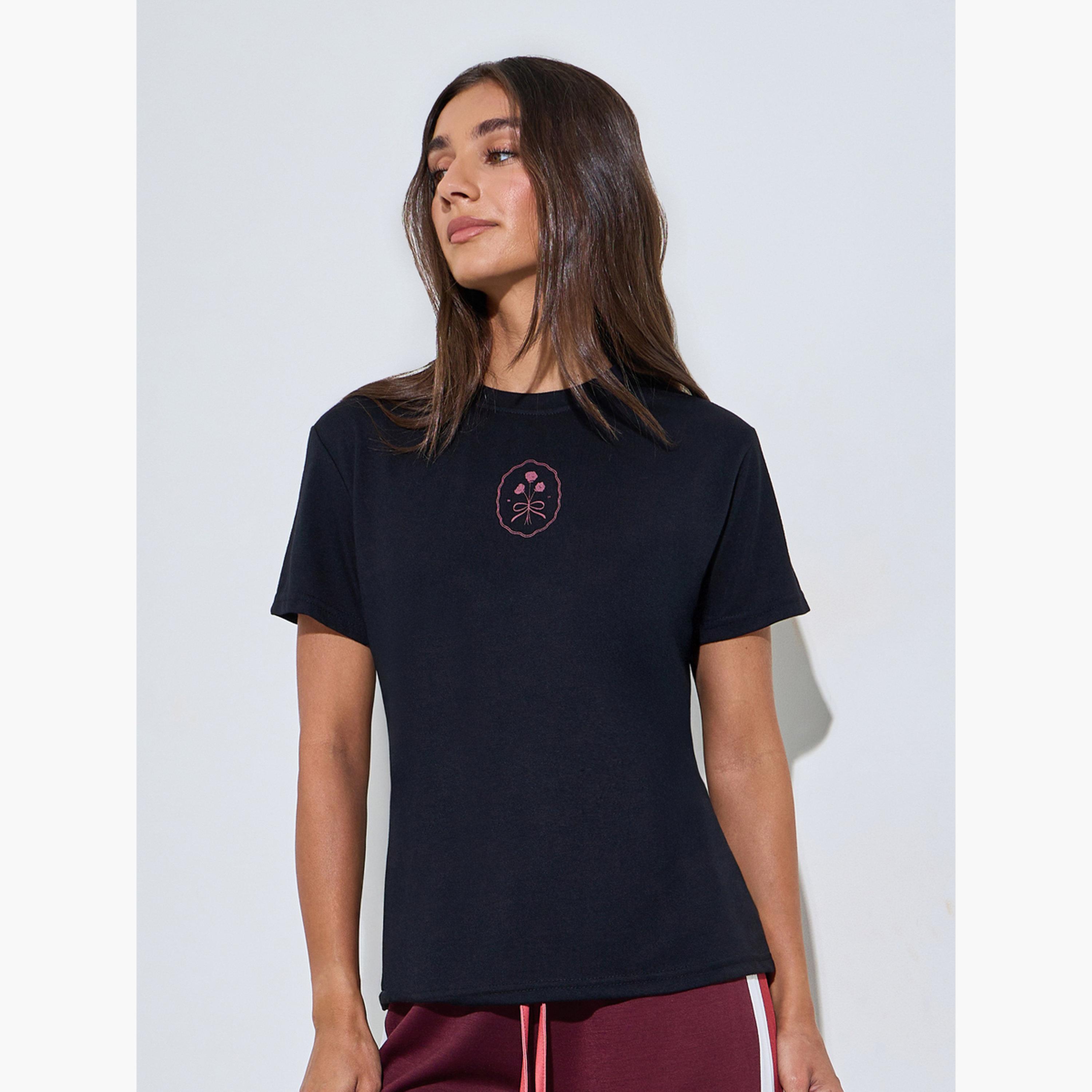 تيشيرت بقصة مستقيمة وأكمام قصيرة وطبعة جرافيك لون أسود-women-clothing-tshirts-image-1
