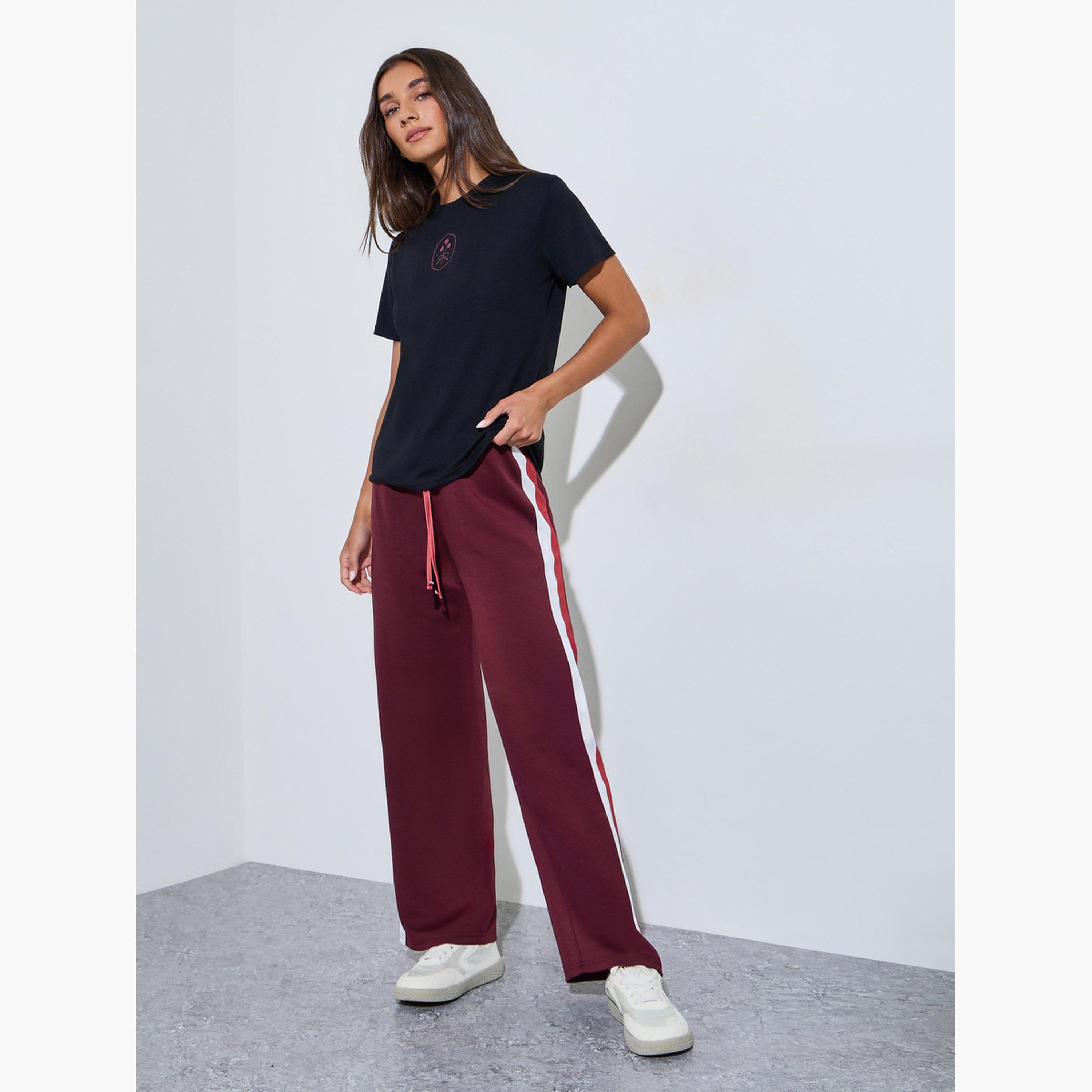 تيشيرت بقصة مستقيمة وأكمام قصيرة وطبعة جرافيك لون أسود-women-clothing-tshirts-image-2