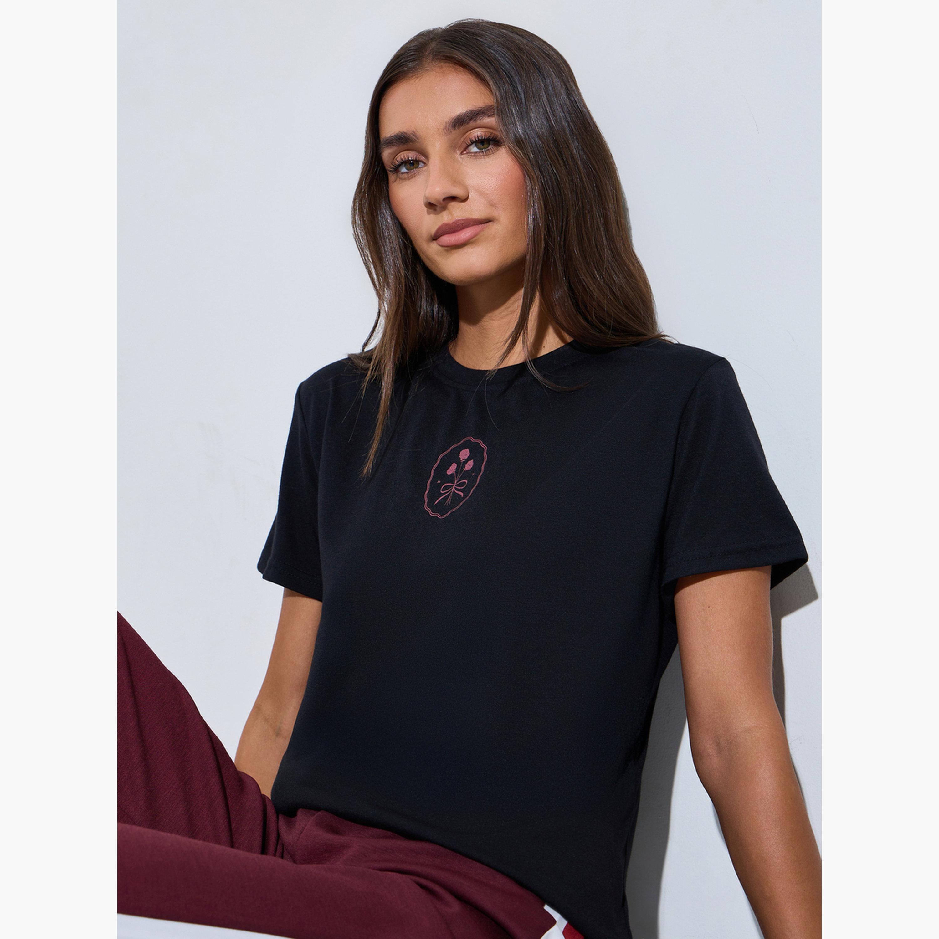 تيشيرت بقصة مستقيمة وأكمام قصيرة وطبعة جرافيك لون أسود-women-clothing-tshirts-image-3