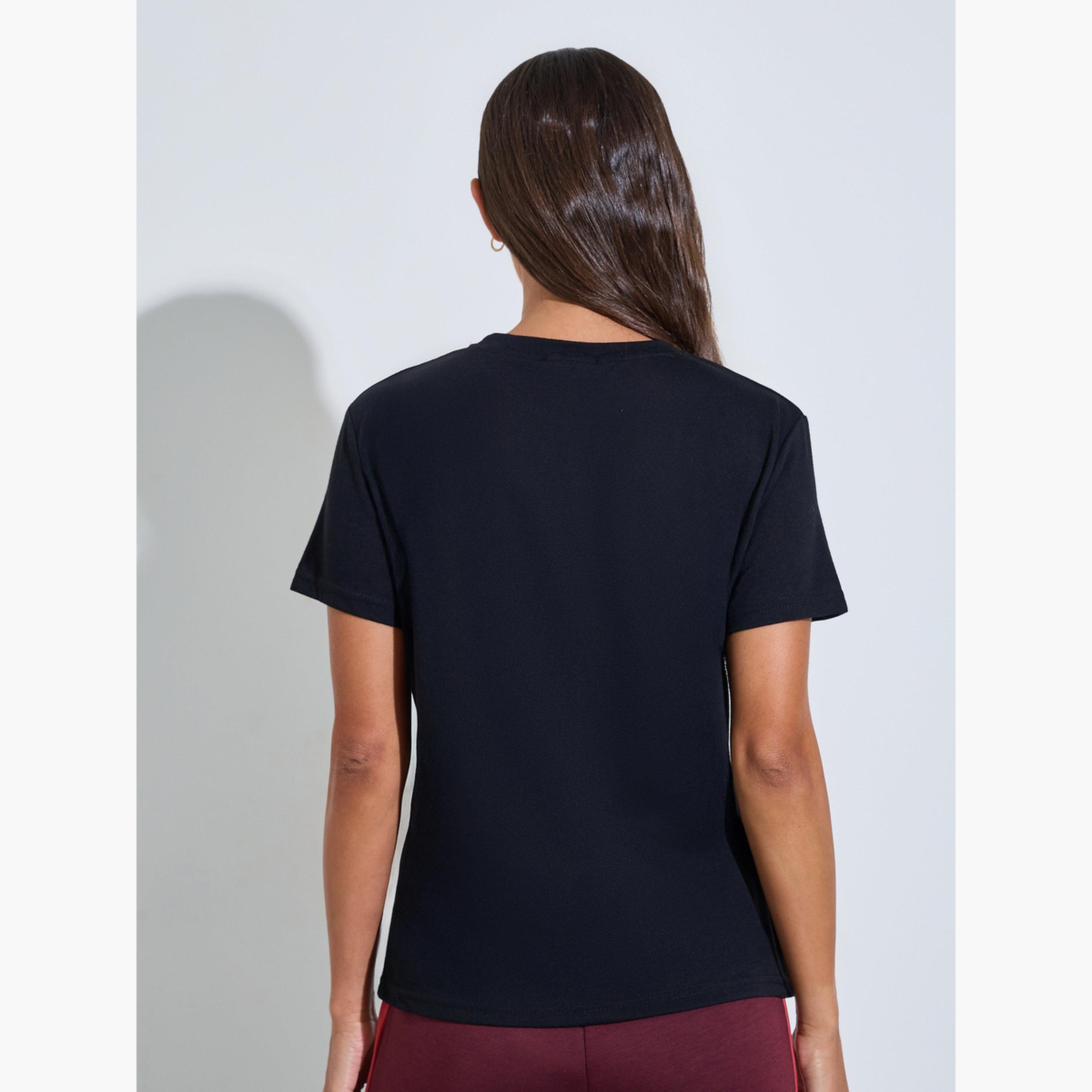 تيشيرت بقصة مستقيمة وأكمام قصيرة وطبعة جرافيك لون أسود-women-clothing-tshirts-image-4