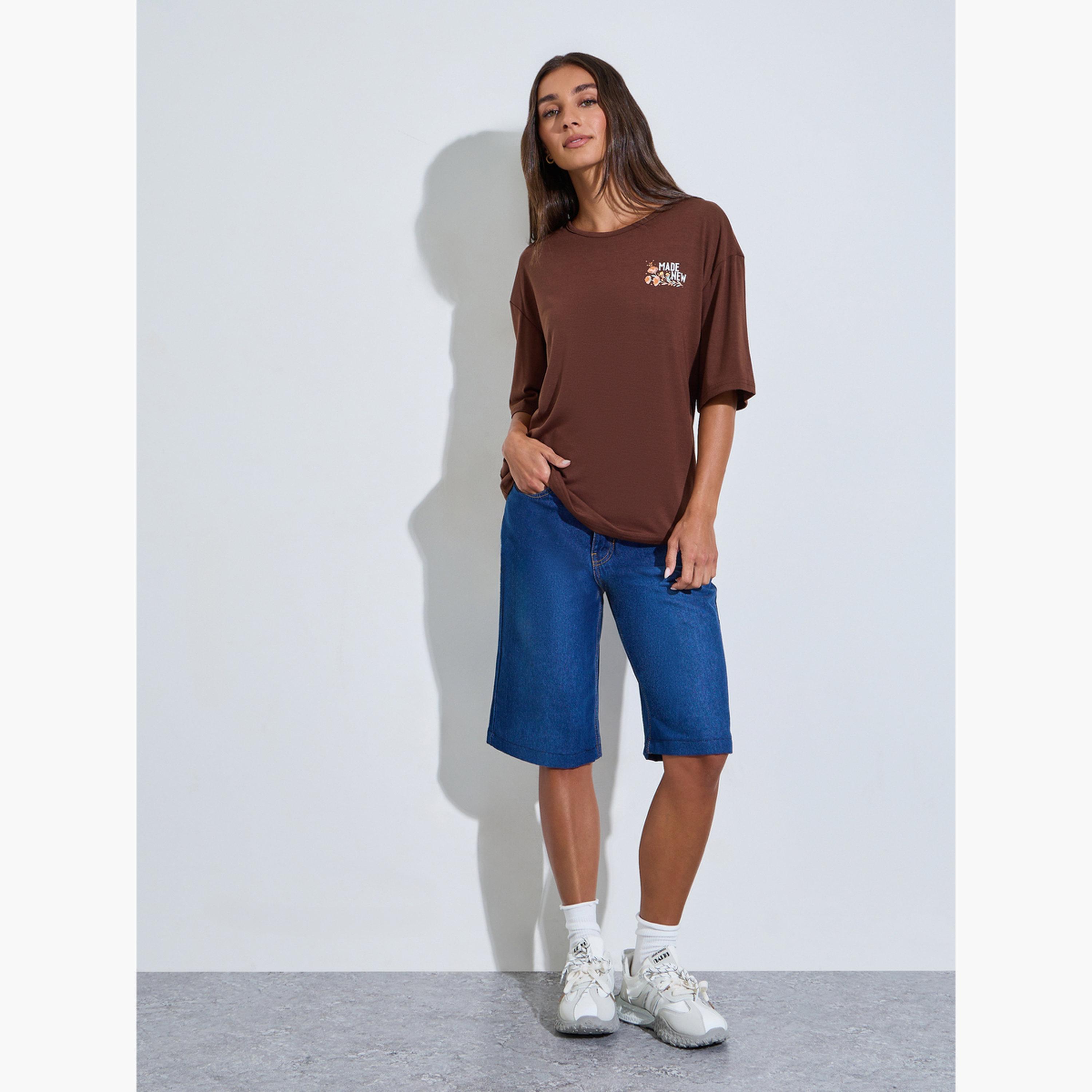 تيشيرت واسع بأكمام قصيرة وطبعة جرافيك لون بني-women-clothing-tshirts-image-2