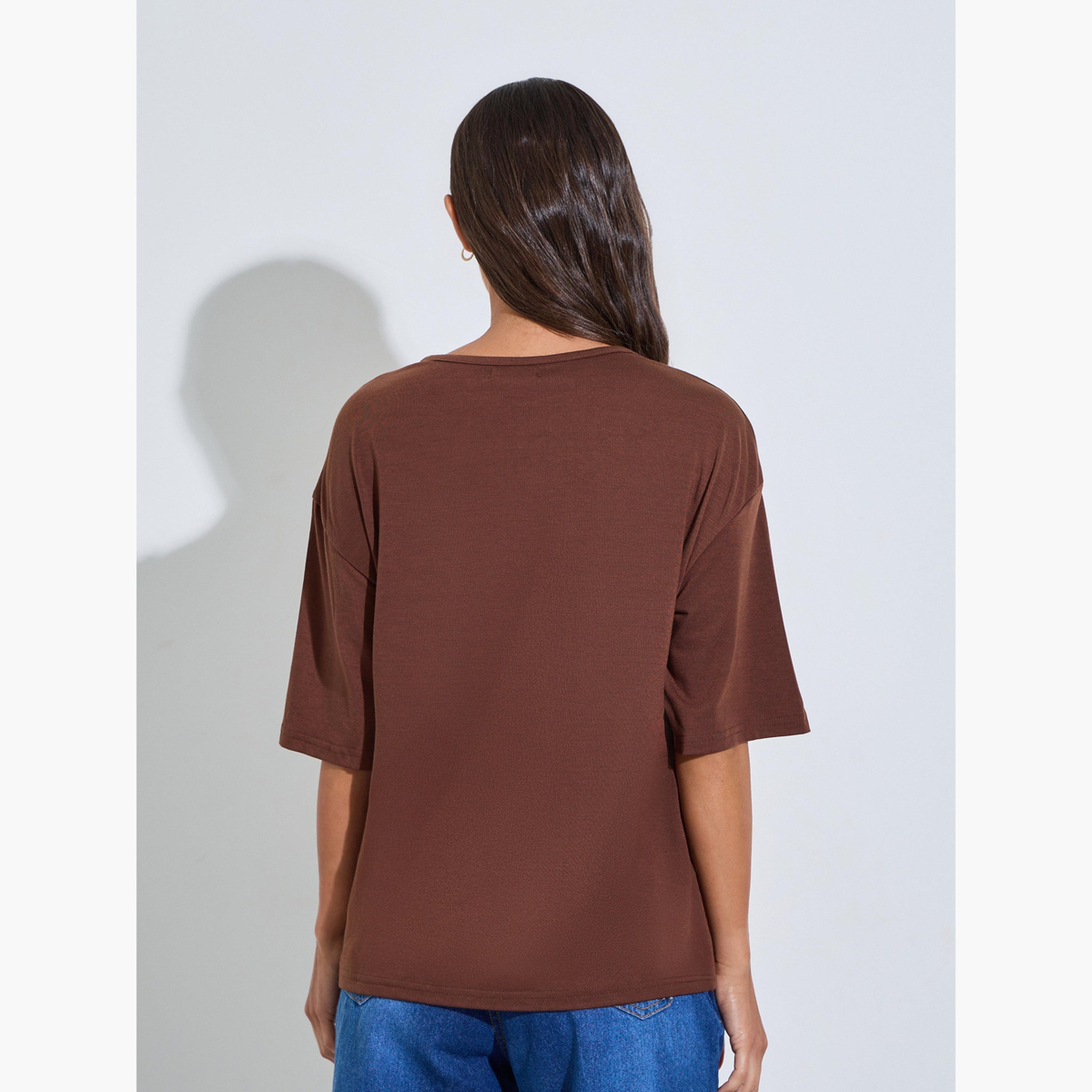 تيشيرت واسع بأكمام قصيرة وطبعة جرافيك لون بني-women-clothing-tshirts-image-4