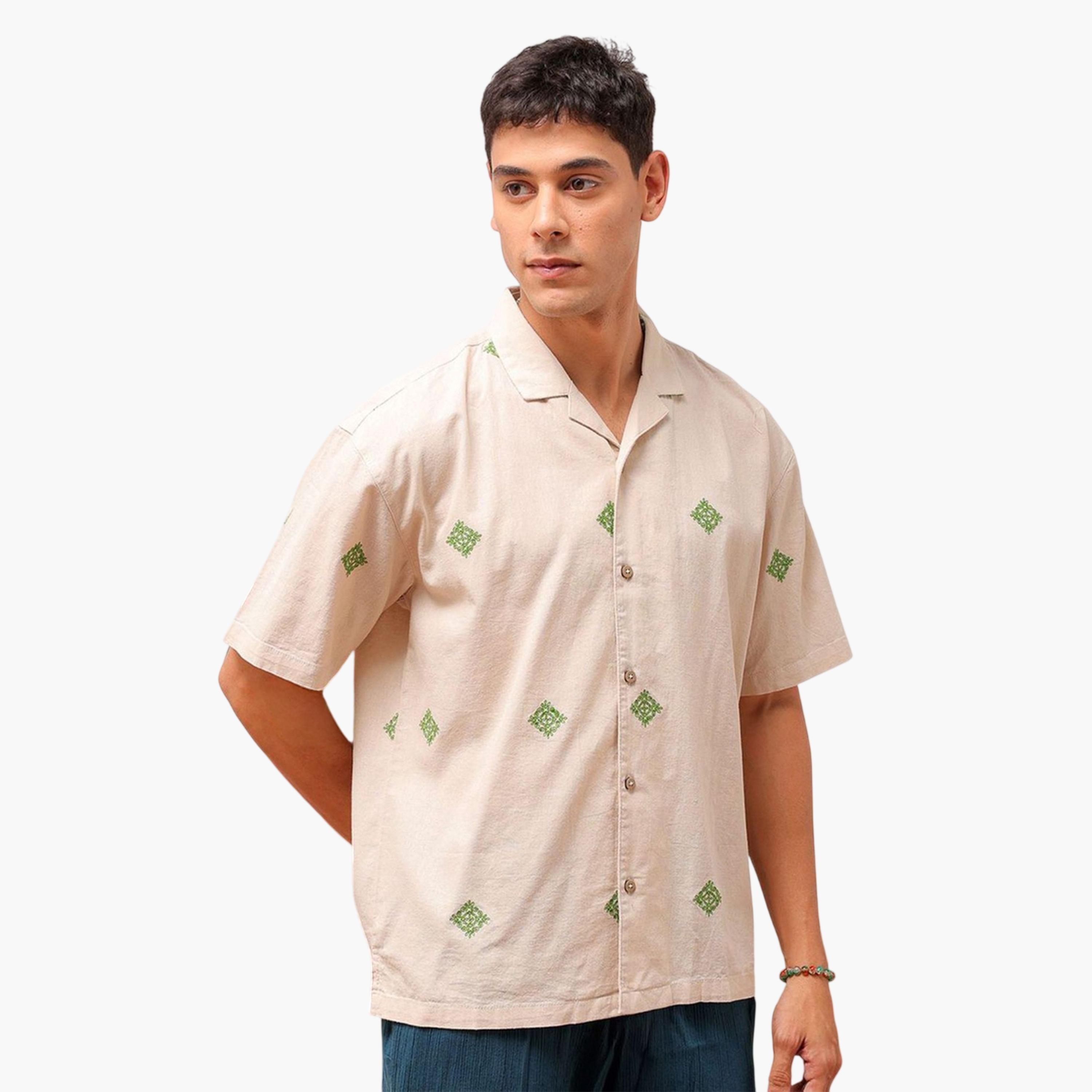 قميص ريزورت مطرز بقصة مريحة وياقة كوبان للرجال-men-clothing-shirts-image-1