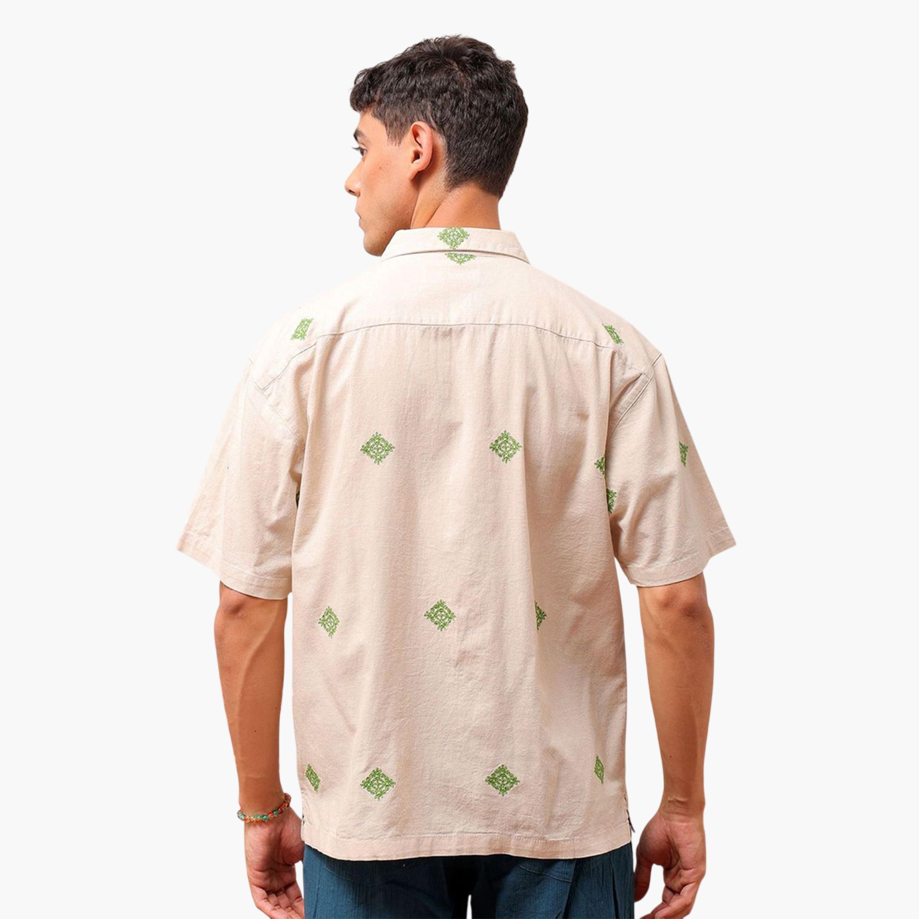 قميص ريزورت مطرز بقصة مريحة وياقة كوبان للرجال-men-clothing-shirts-image-4