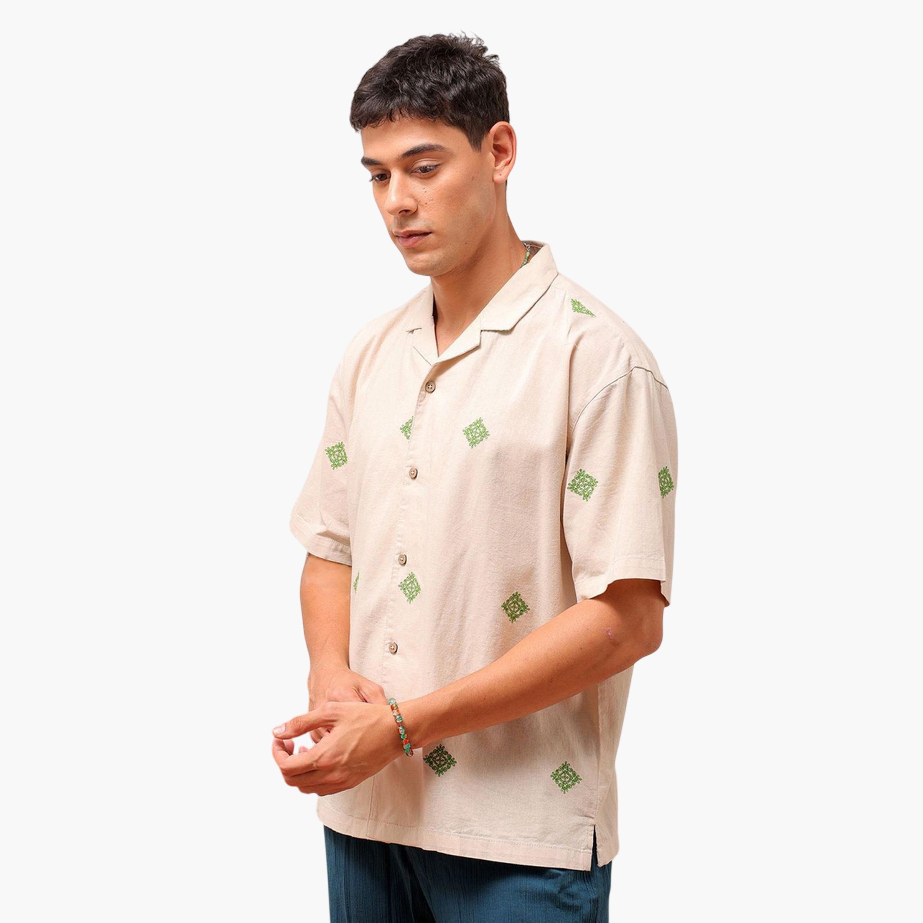 قميص ريزورت مطرز بقصة مريحة وياقة كوبان للرجال-men-clothing-shirts-image-5