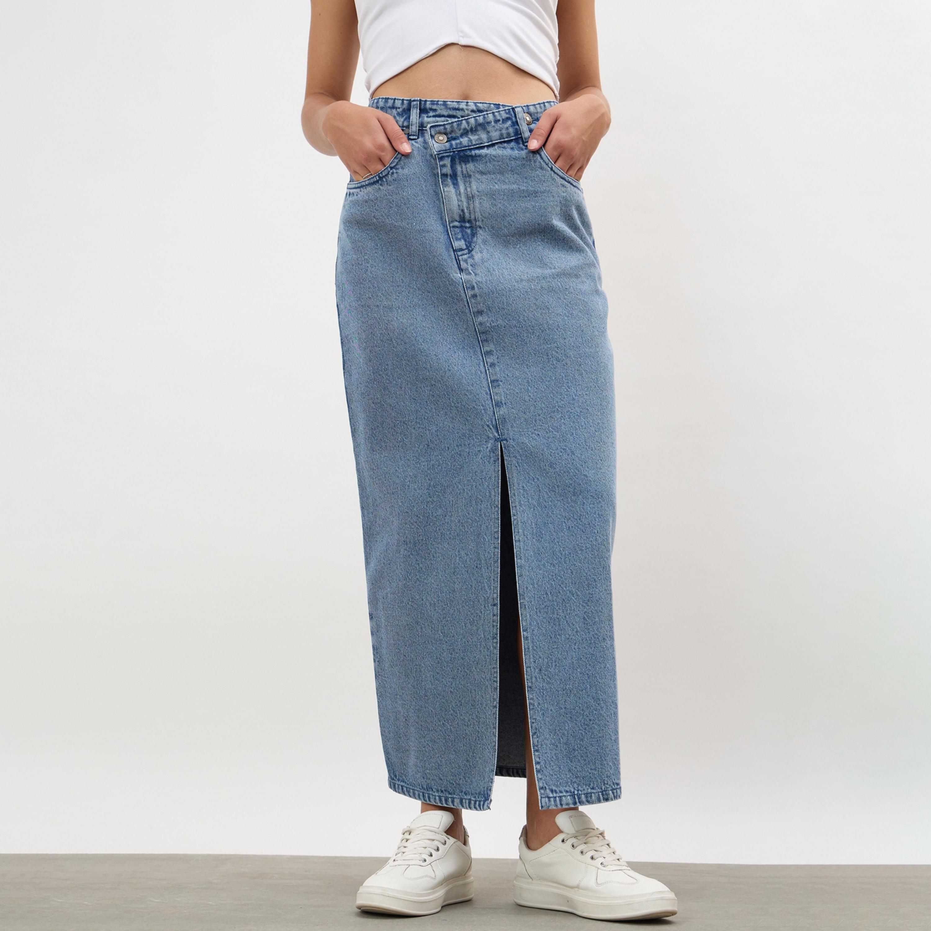 تنورة دنيم طويلة بفتحة أمامية وخصر غير متماثل لون أزرق-women-clothing-skirts-image-1