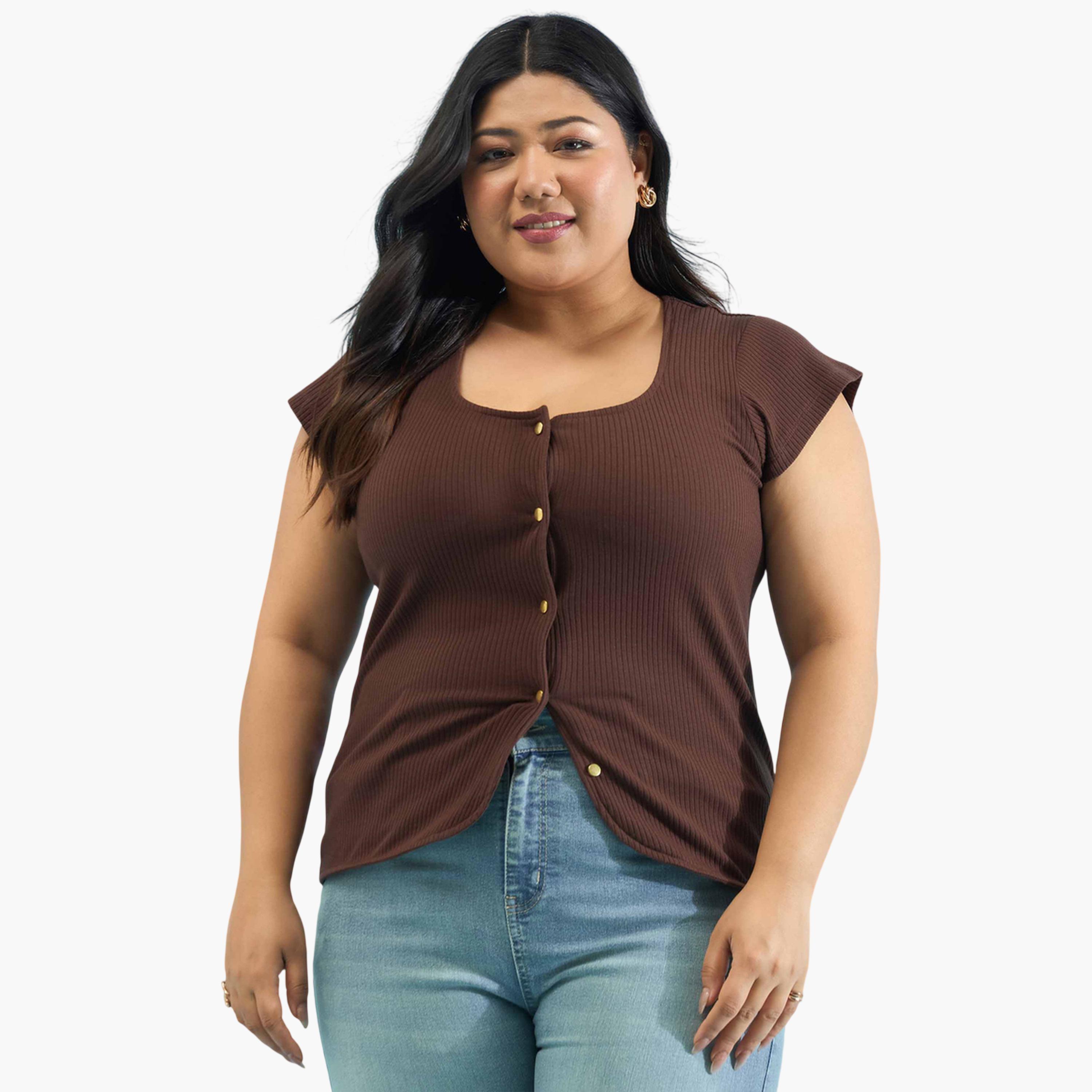 بلوزة بمقاس كبير بنية مضلعة بأزرار وياقة دائرية-women-clothing-plussize-shirtsandblouses-blouses-image-1