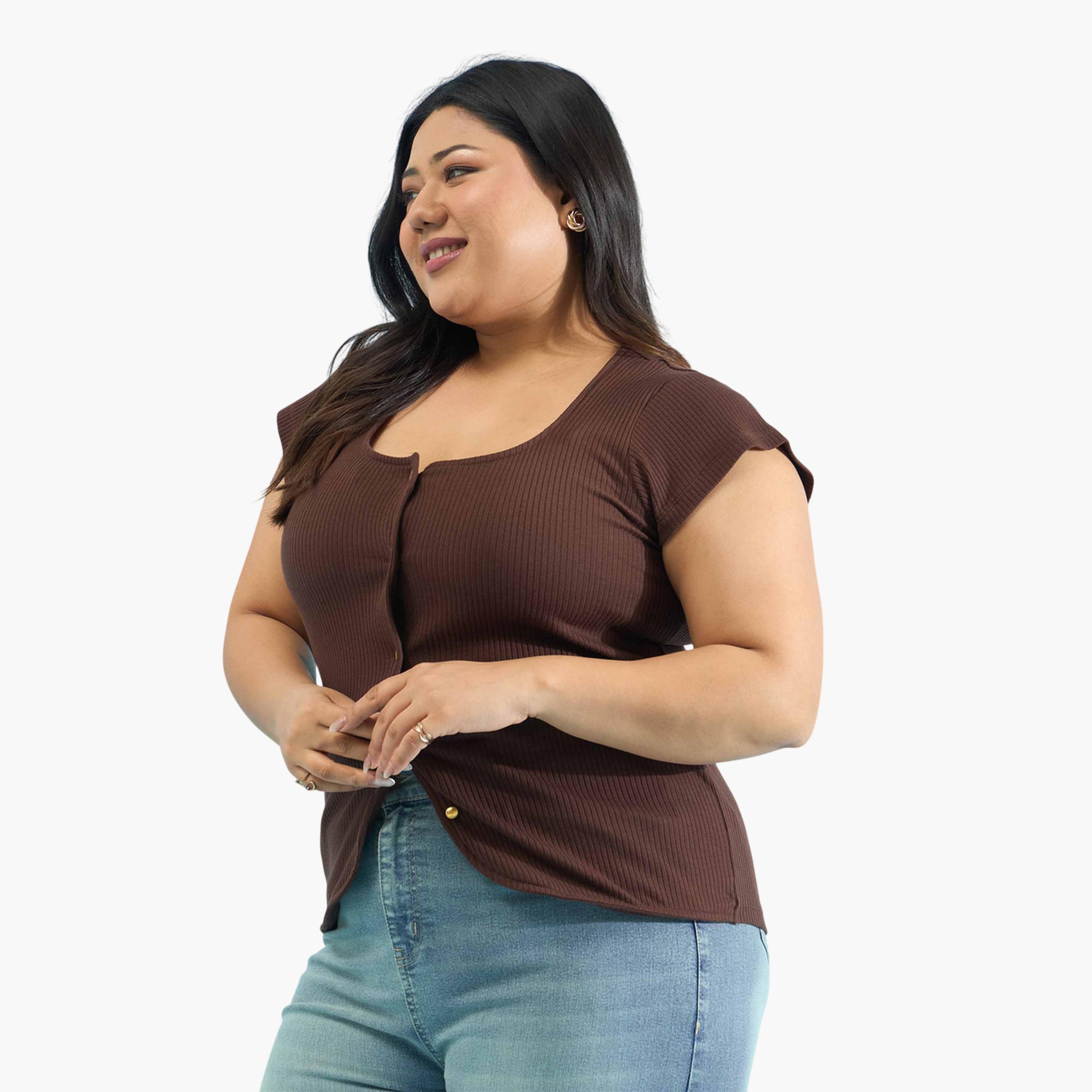 بلوزة بمقاس كبير بنية مضلعة بأزرار وياقة دائرية-women-clothing-plussize-shirtsandblouses-blouses-image-3
