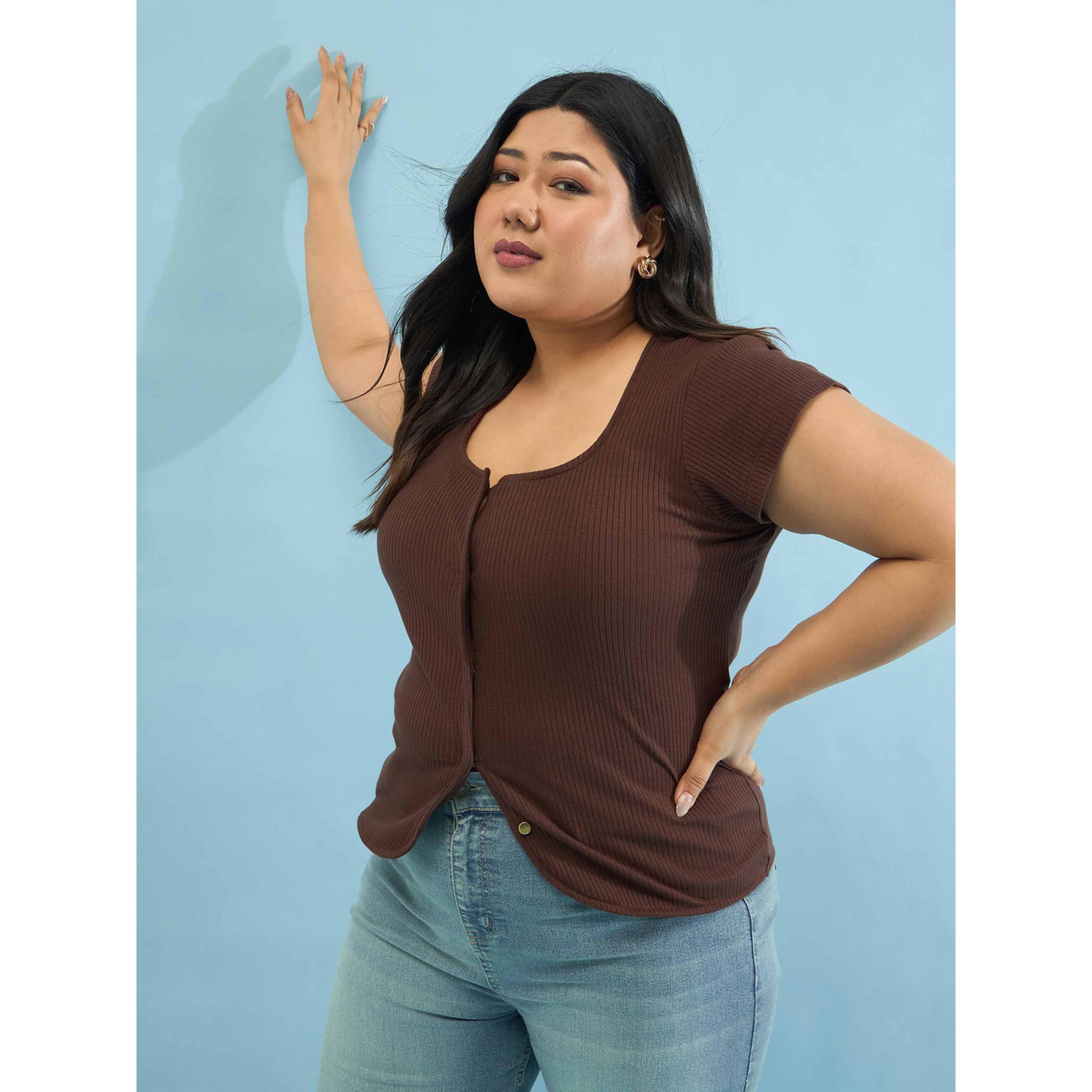 بلوزة بمقاس كبير بنية مضلعة بأزرار وياقة دائرية-women-clothing-plussize-shirtsandblouses-blouses-image-4