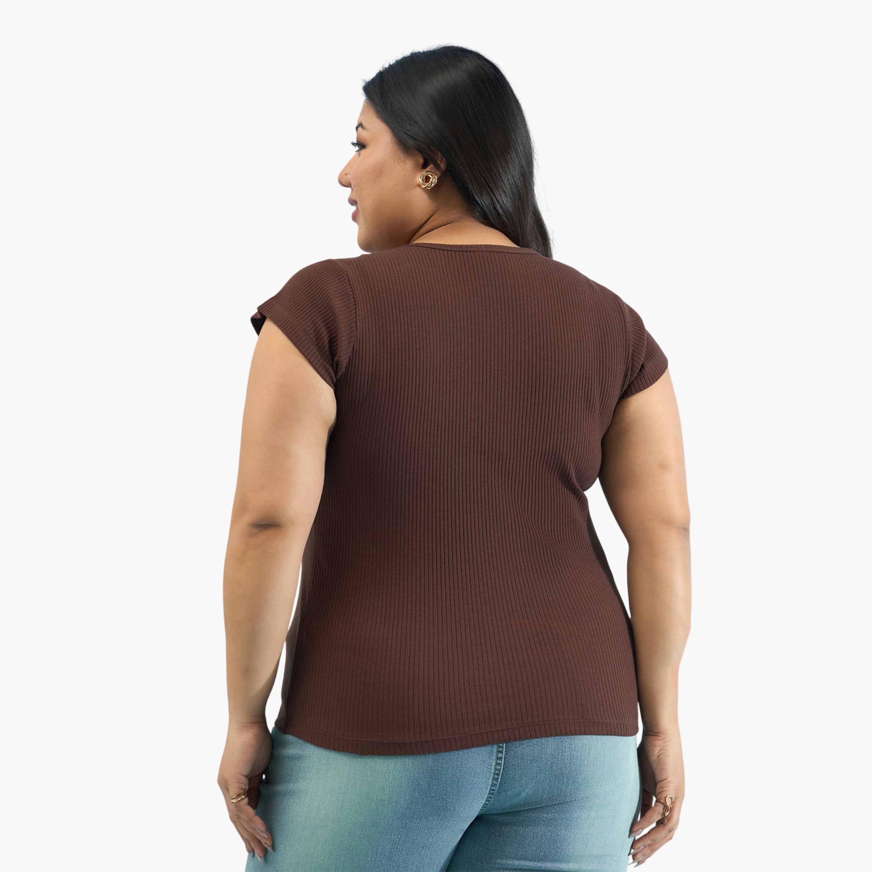 بلوزة بمقاس كبير بنية مضلعة بأزرار وياقة دائرية-women-clothing-plussize-shirtsandblouses-blouses-image-5