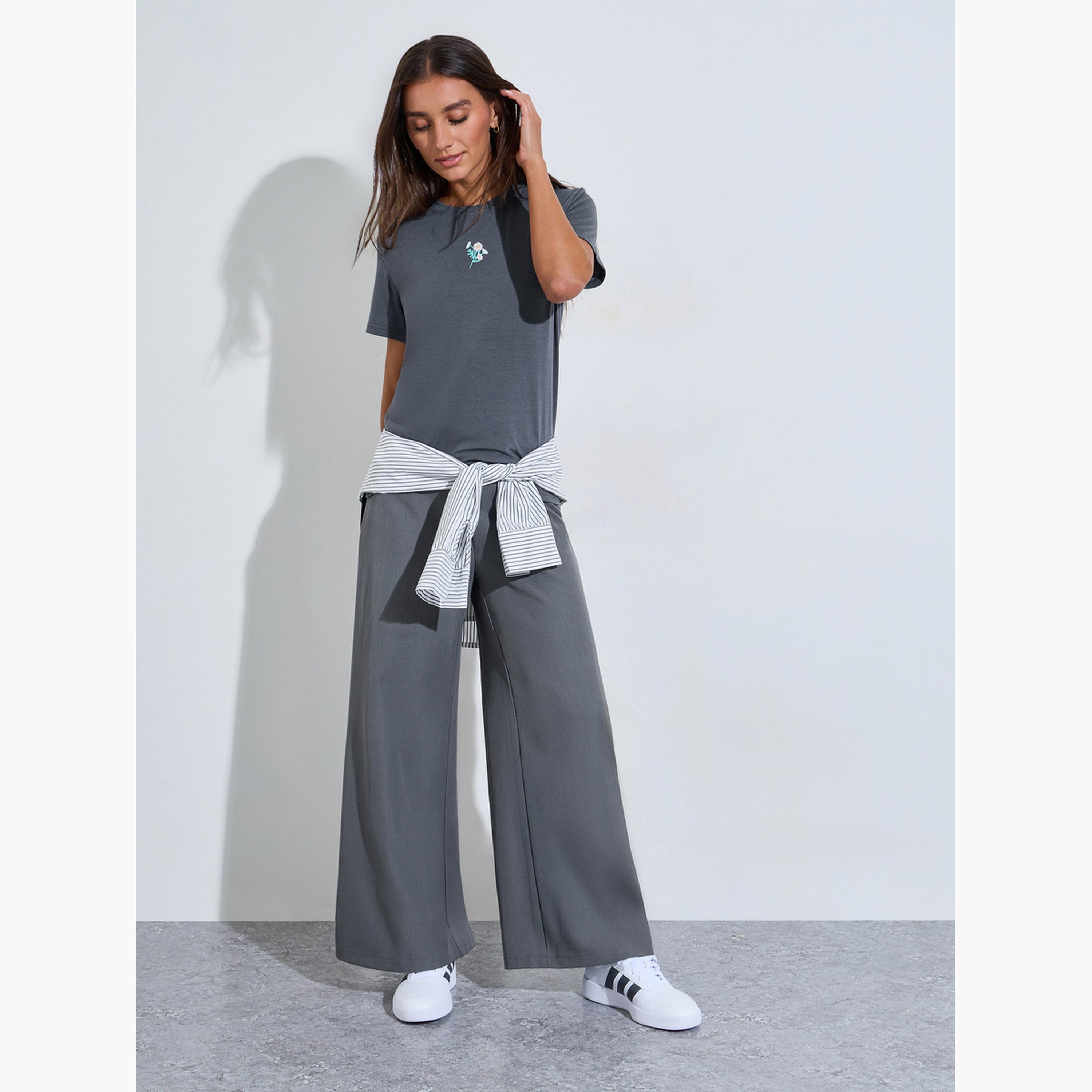 تيشيرت بقصة مستقيمة وأكمام قصيرة وطبعة جرافيك لون رمادي-women-clothing-tshirts-image-2