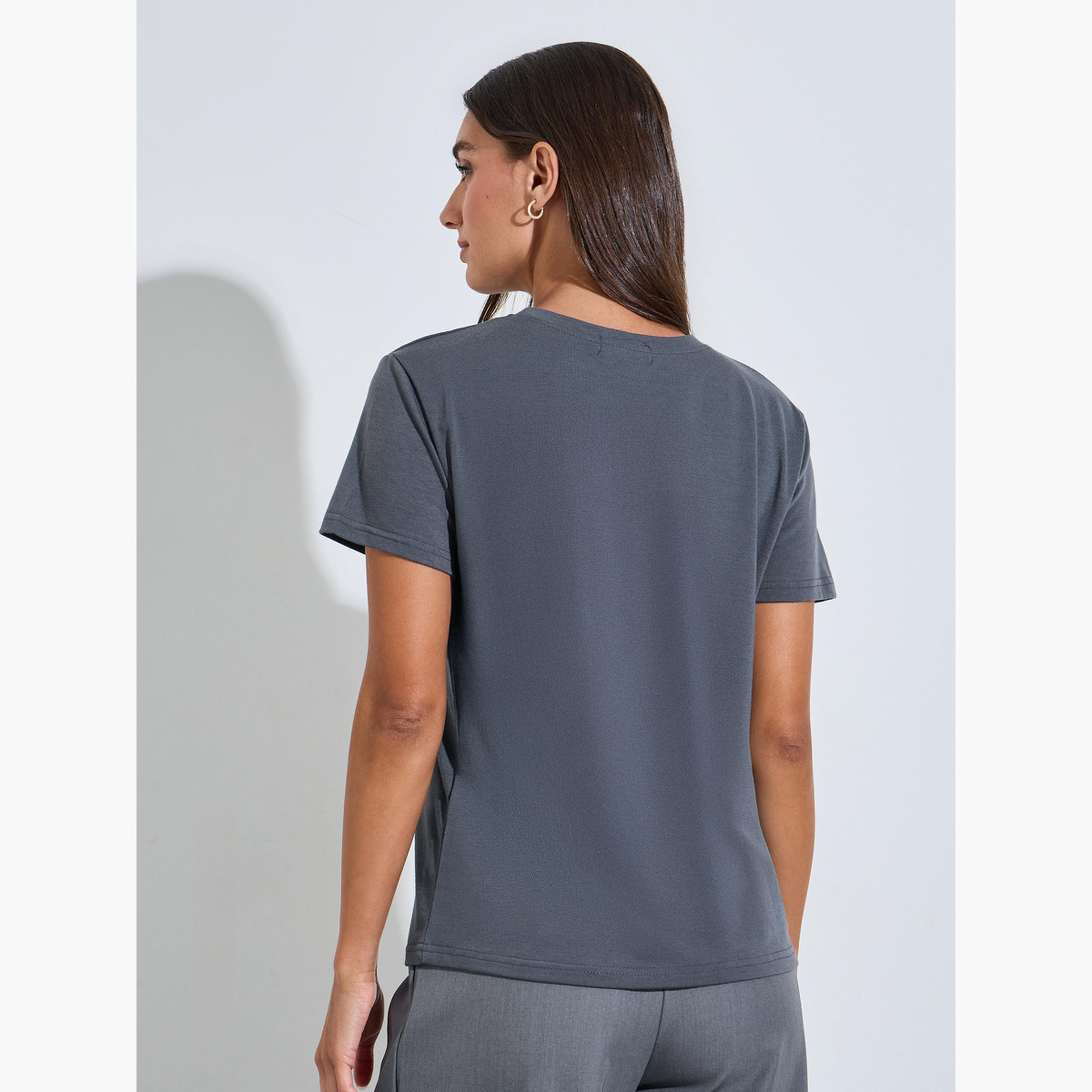 تيشيرت بقصة مستقيمة وأكمام قصيرة وطبعة جرافيك لون رمادي-women-clothing-tshirts-image-4