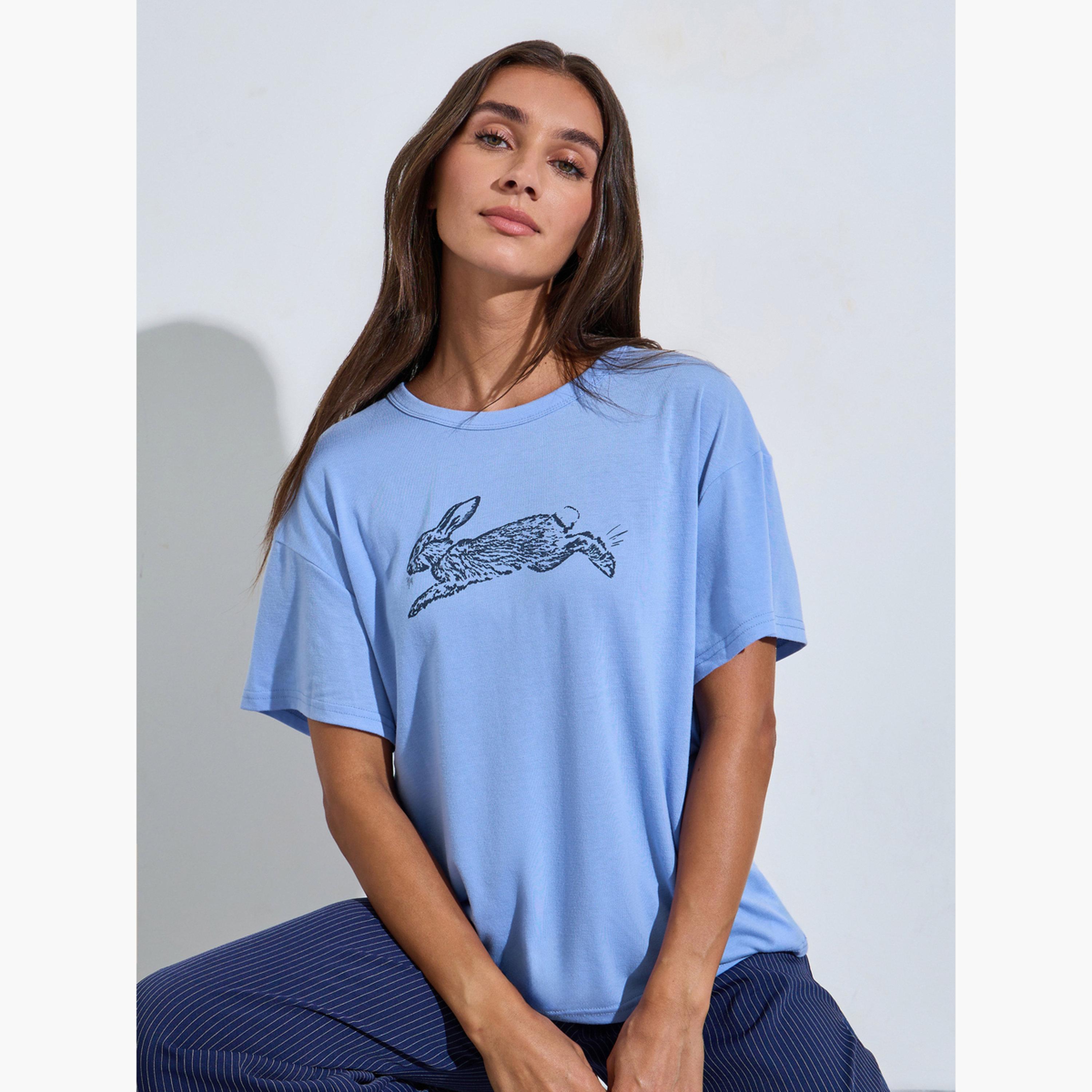 تيشيرت واسع بأكمام قصيرة وطبعة جرافيك أرنب لون أزرق-women-clothing-tshirts-image-3
