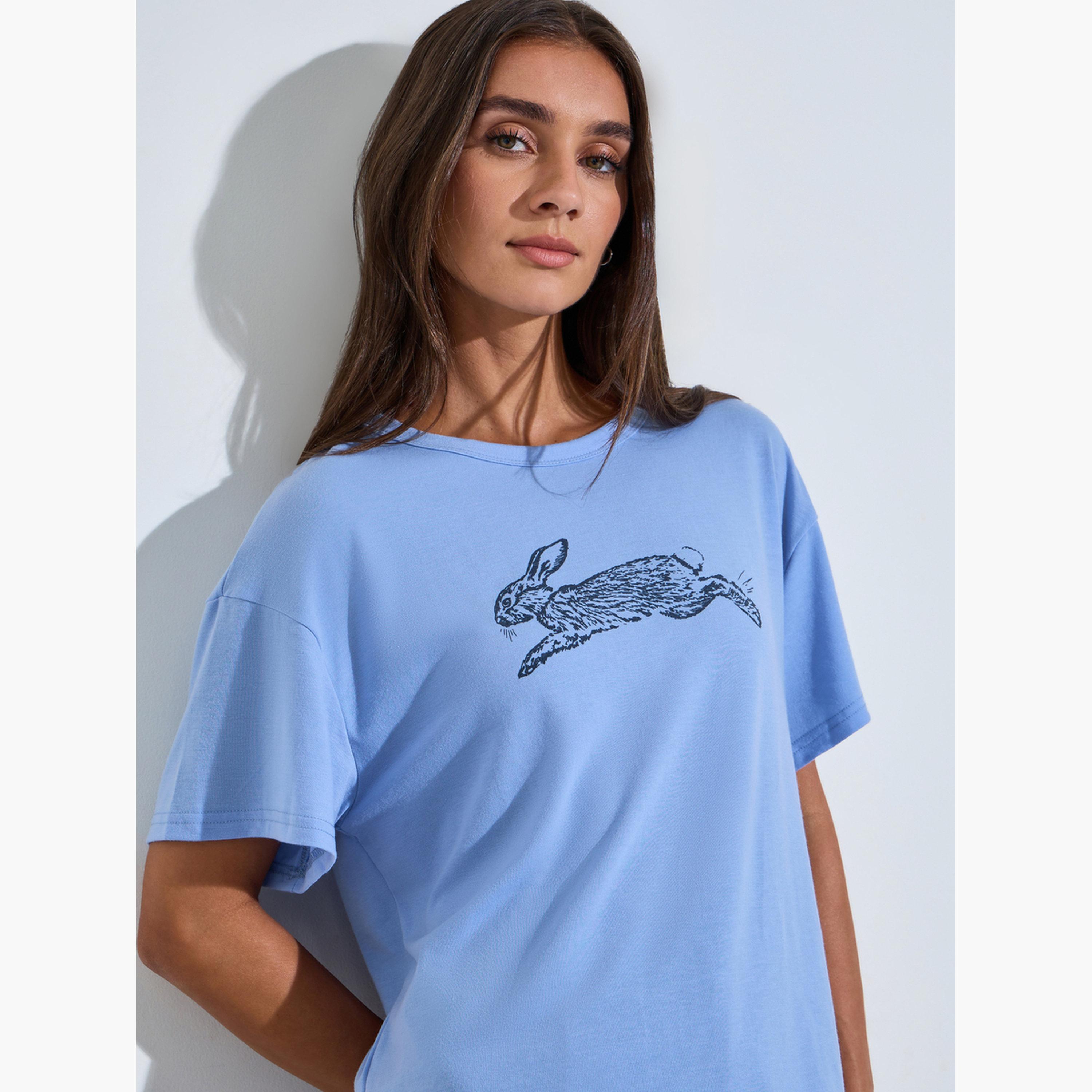تيشيرت واسع بأكمام قصيرة وطبعة جرافيك أرنب لون أزرق-women-clothing-tshirts-image-5