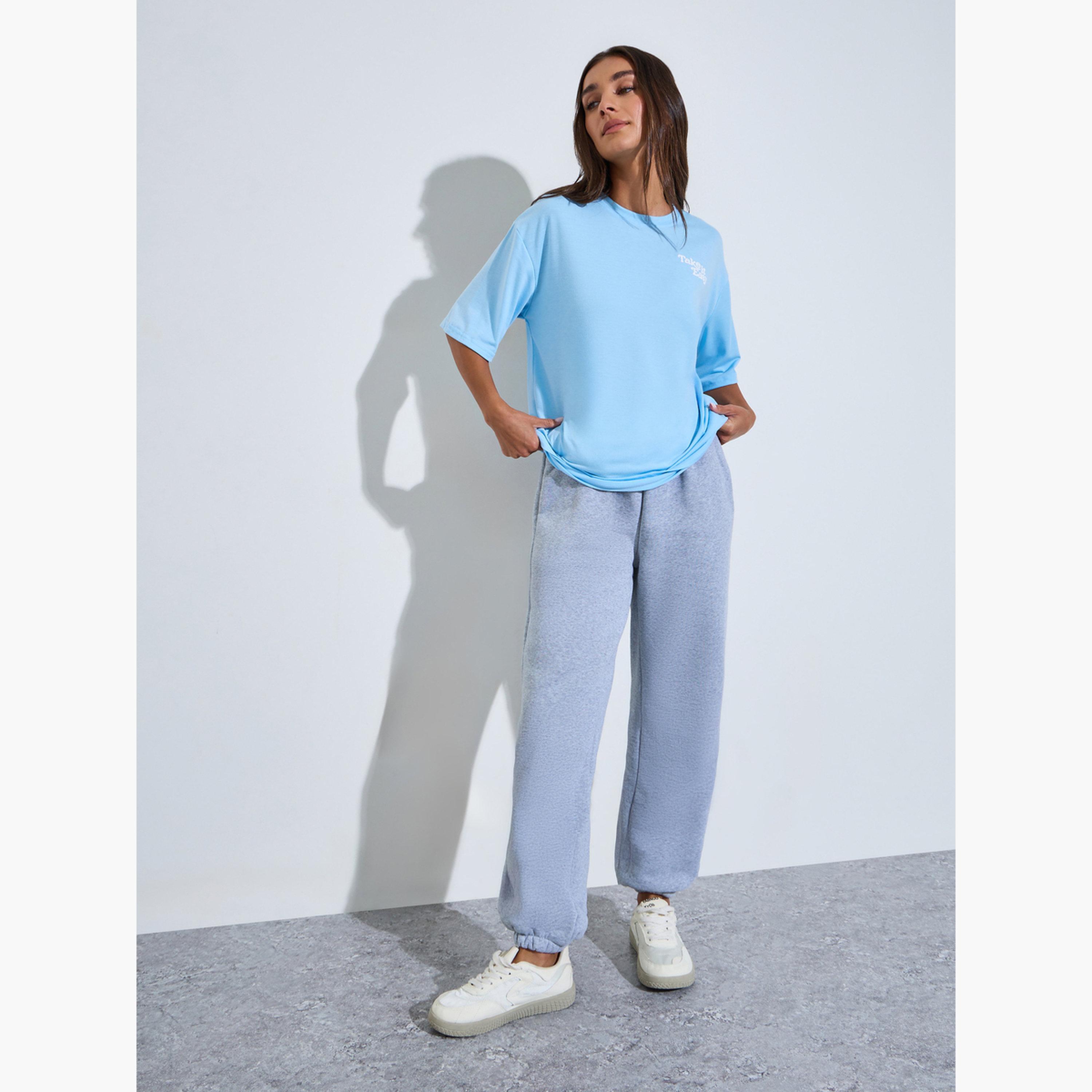 تيشيرت واسع بأكمام قصيرة وطبعة شعار لون أزرق-women-clothing-tshirts-image-2