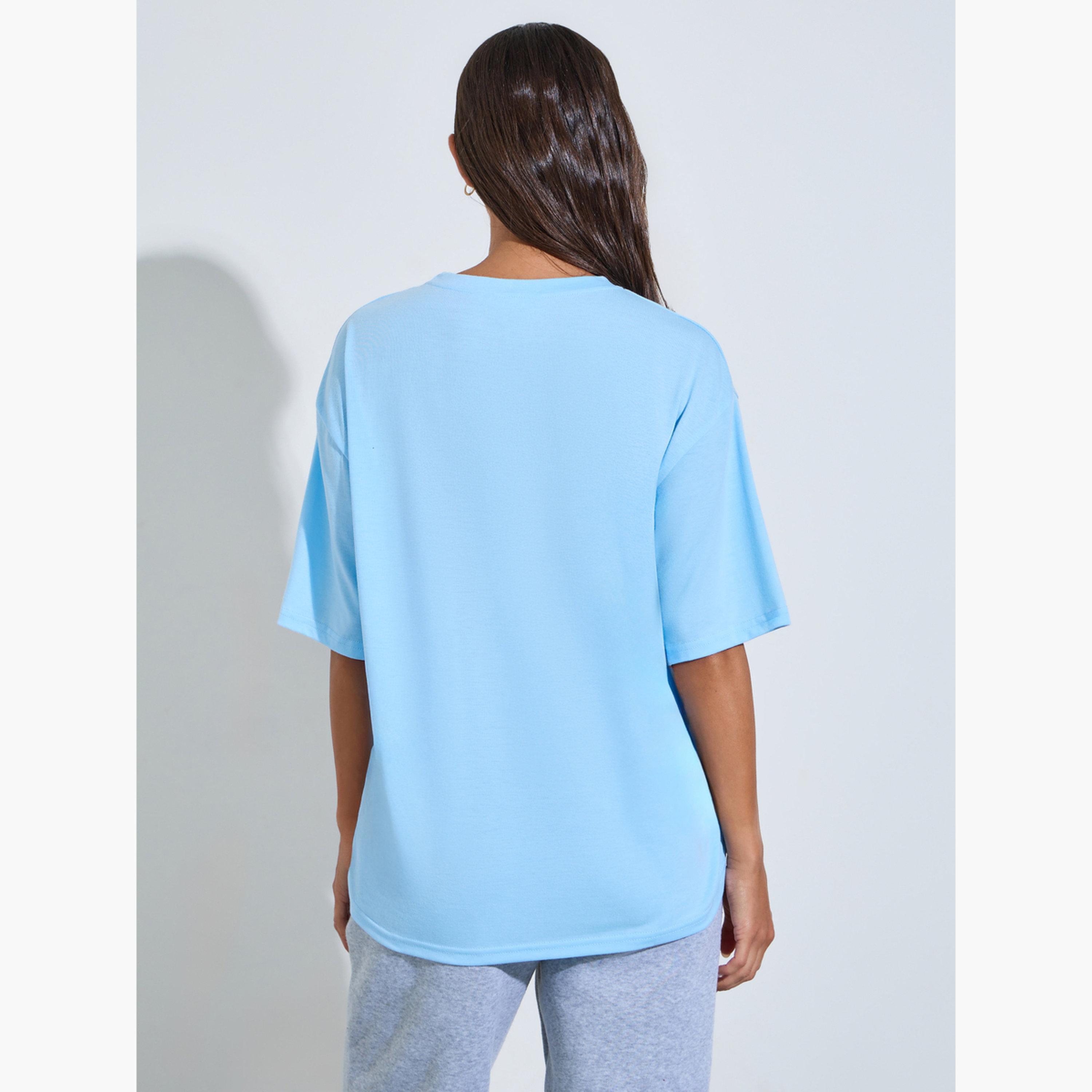 تيشيرت واسع بأكمام قصيرة وطبعة شعار لون أزرق-women-clothing-tshirts-image-3