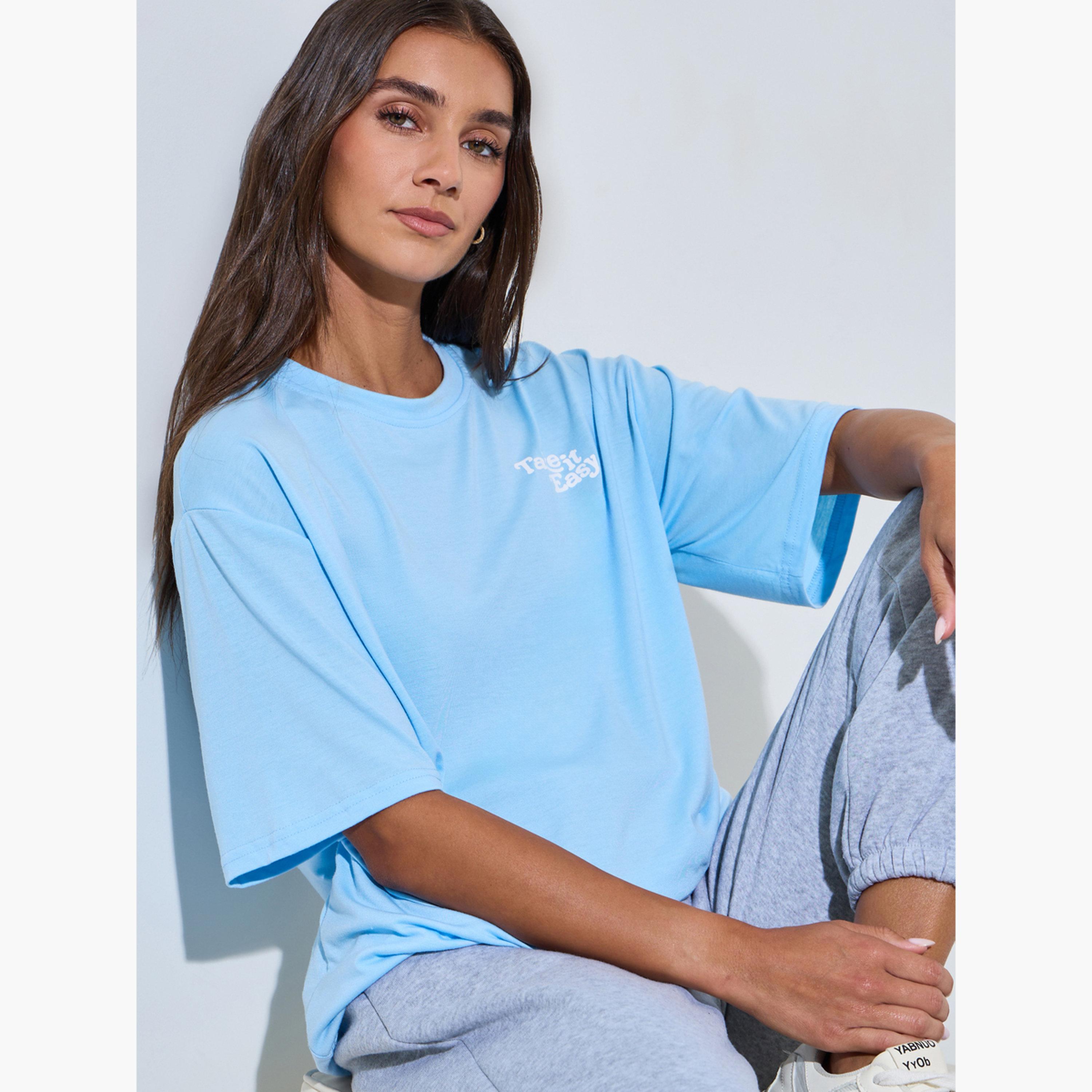 تيشيرت واسع بأكمام قصيرة وطبعة شعار لون أزرق-women-clothing-tshirts-image-5